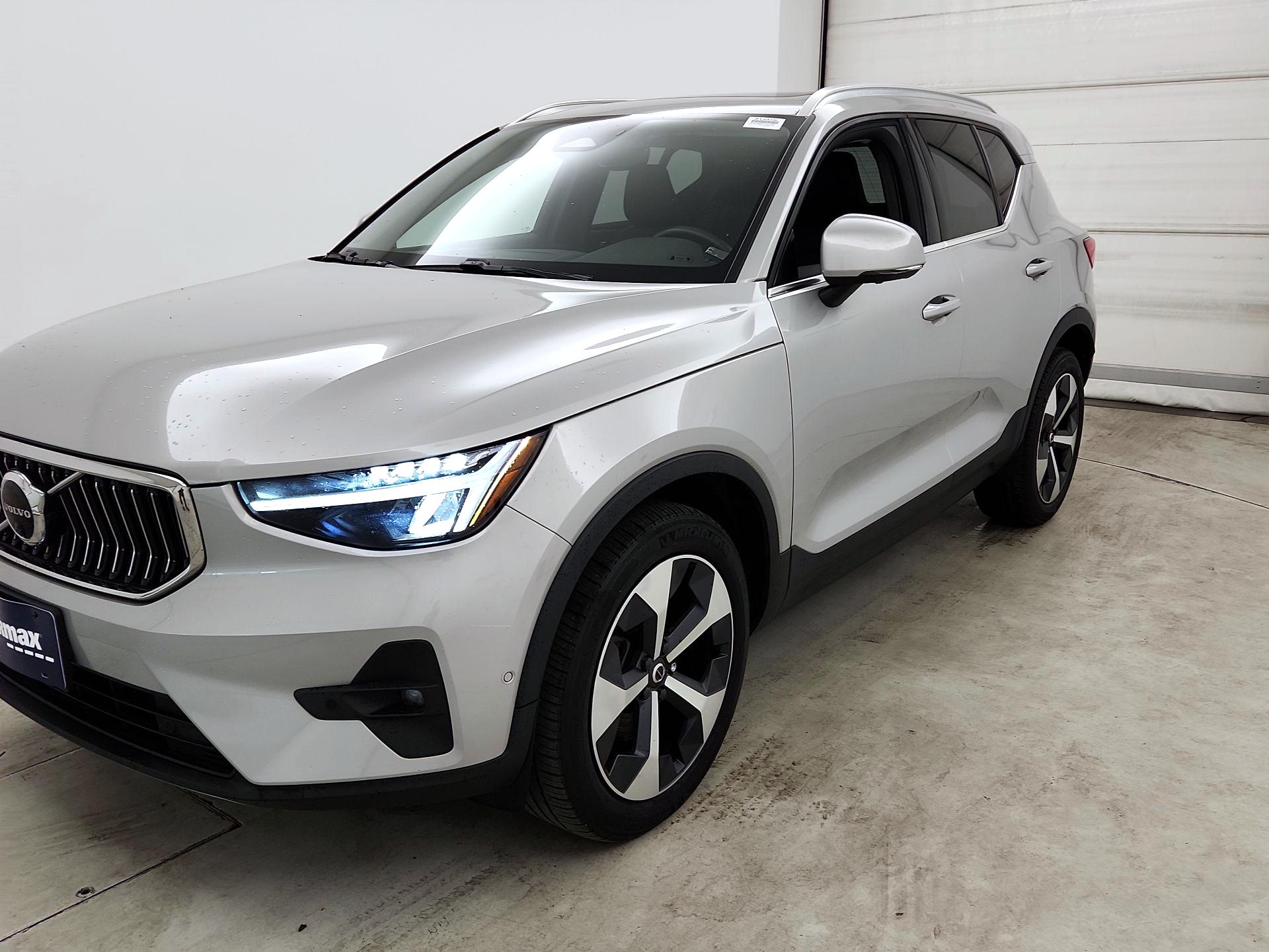 Thumbnail: 2023 Volvo XC40 - 3
