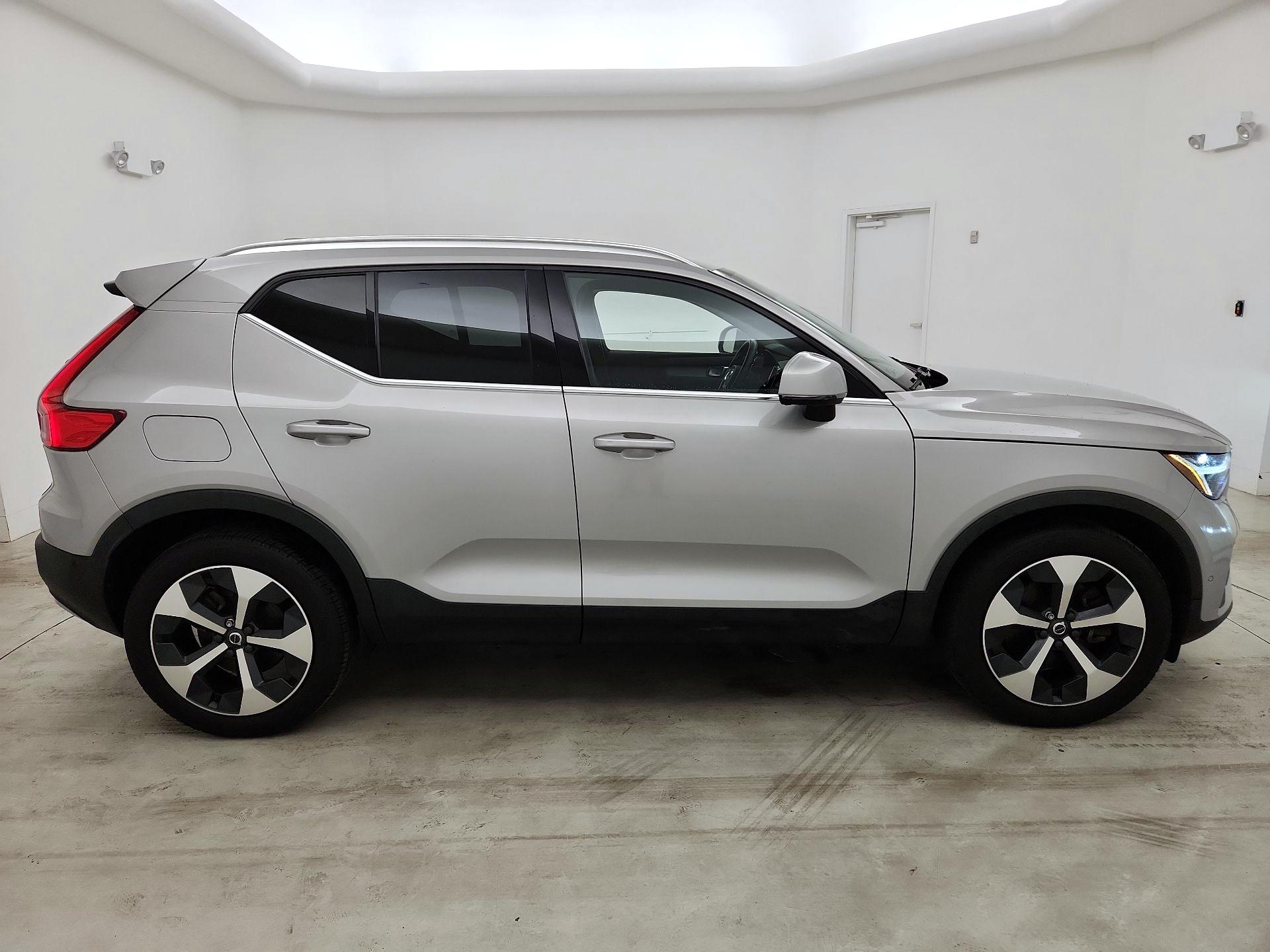 Thumbnail: 2023 Volvo XC40 - 4