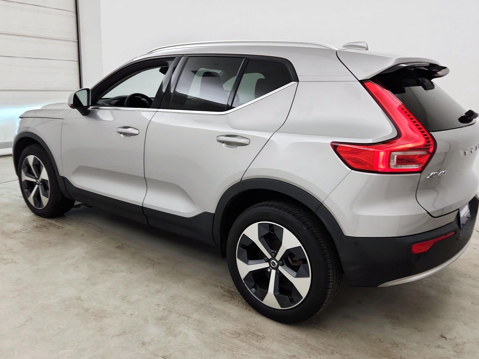 Thumbnail: 2023 Volvo XC40 - 7