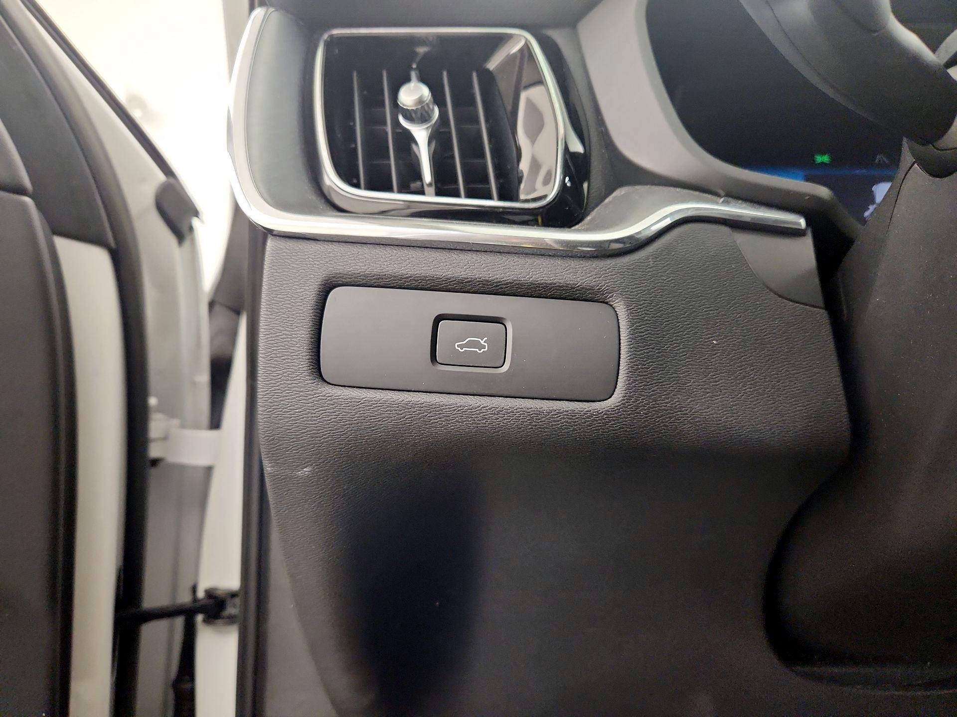 Thumbnail: 2023 Volvo XC60 - 13