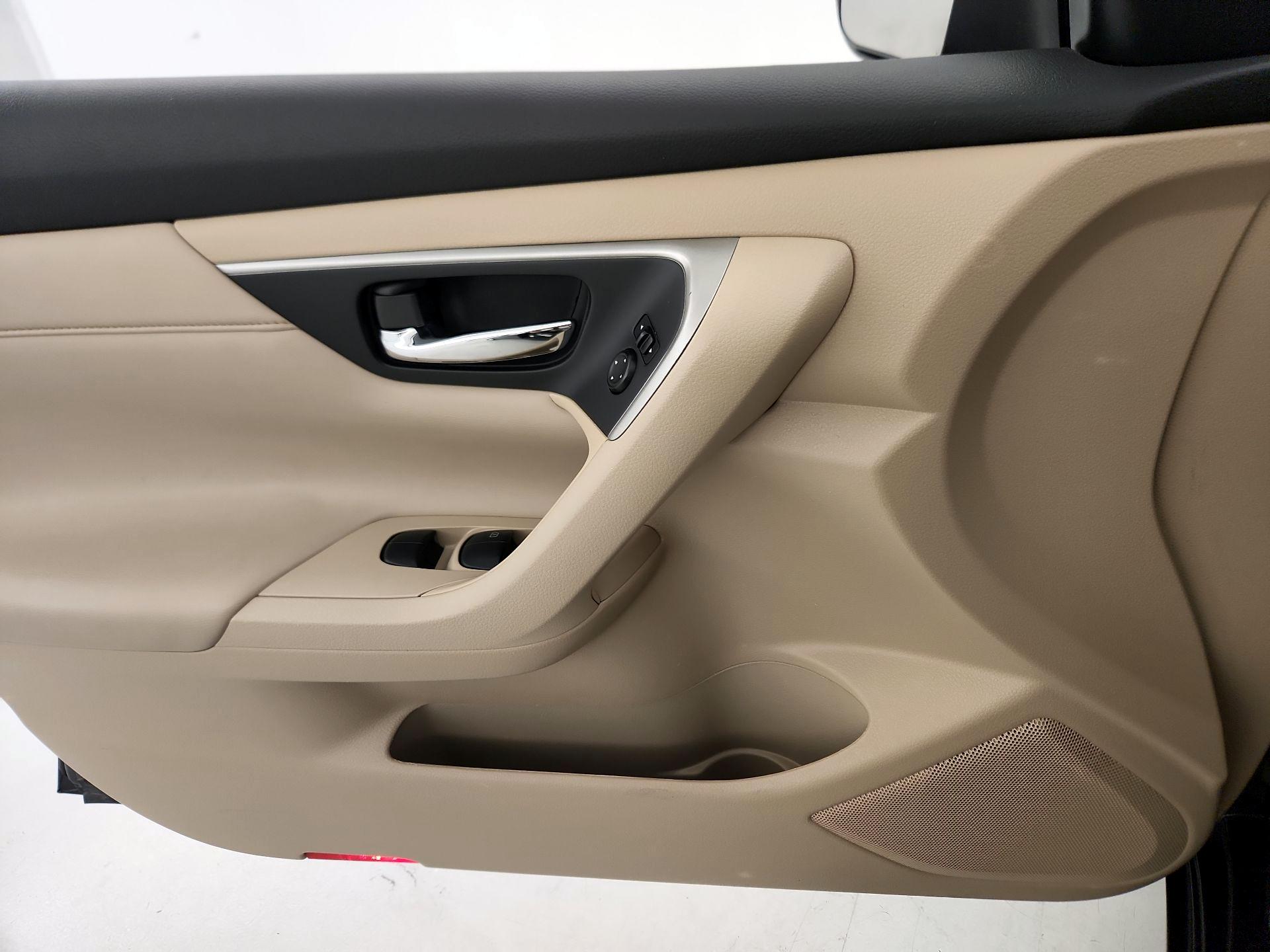 Thumbnail: 2015 Nissan Altima - 12