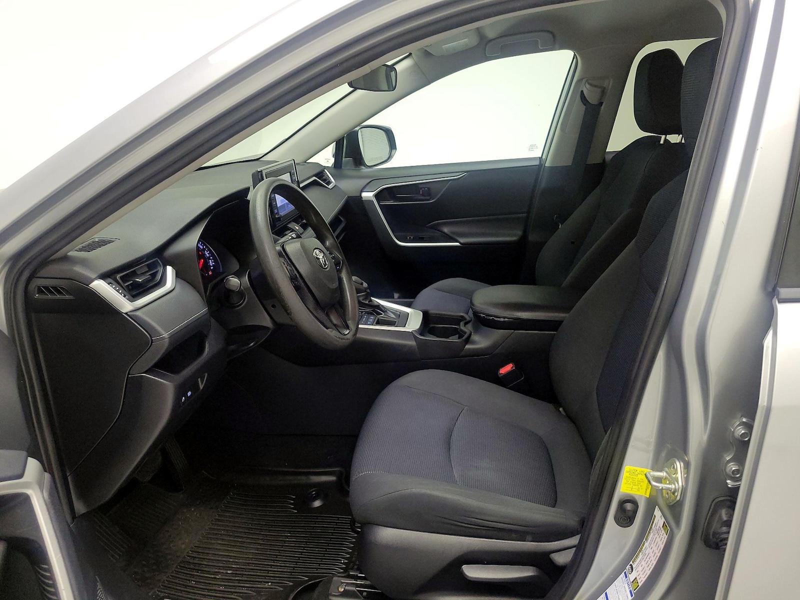 2019 Toyota RAV4 LE - Photo 10