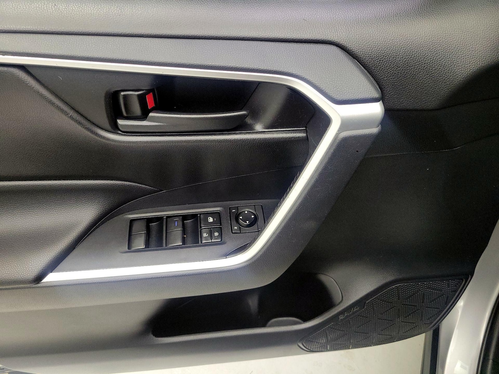 2019 Toyota RAV4 LE - Photo 11