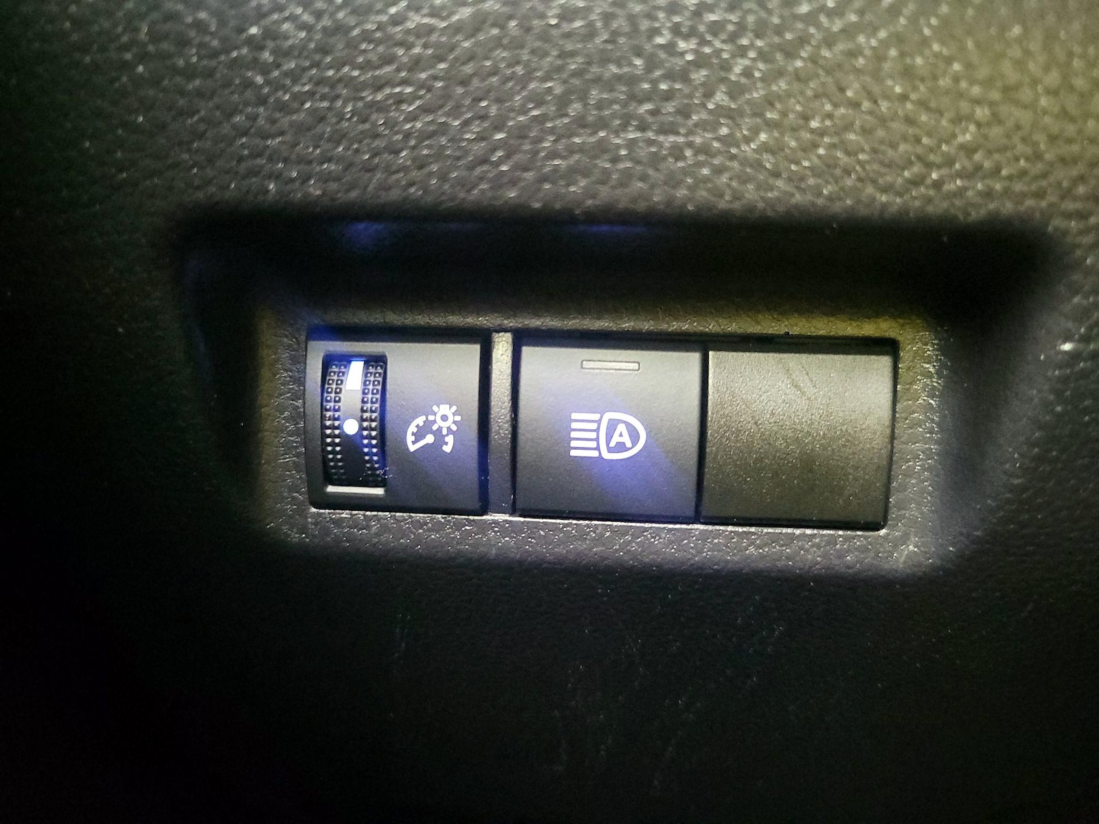 2019 Toyota RAV4 LE - Photo 12