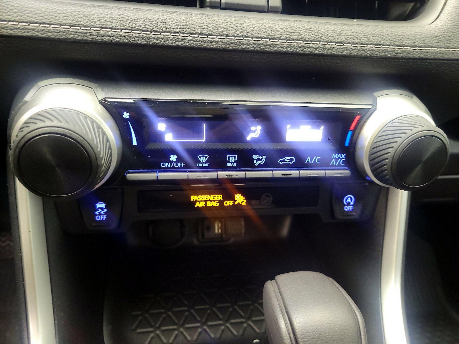 2019 Toyota RAV4 LE - Photo 16