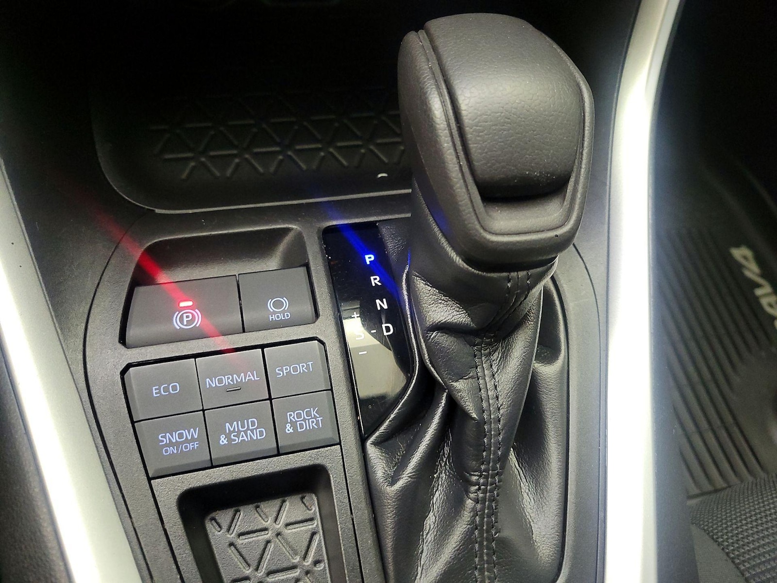 2019 Toyota RAV4 LE - Photo 17
