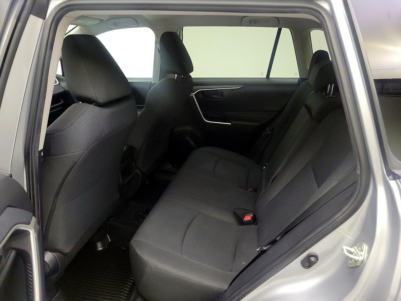2019 Toyota RAV4 LE - Photo 19