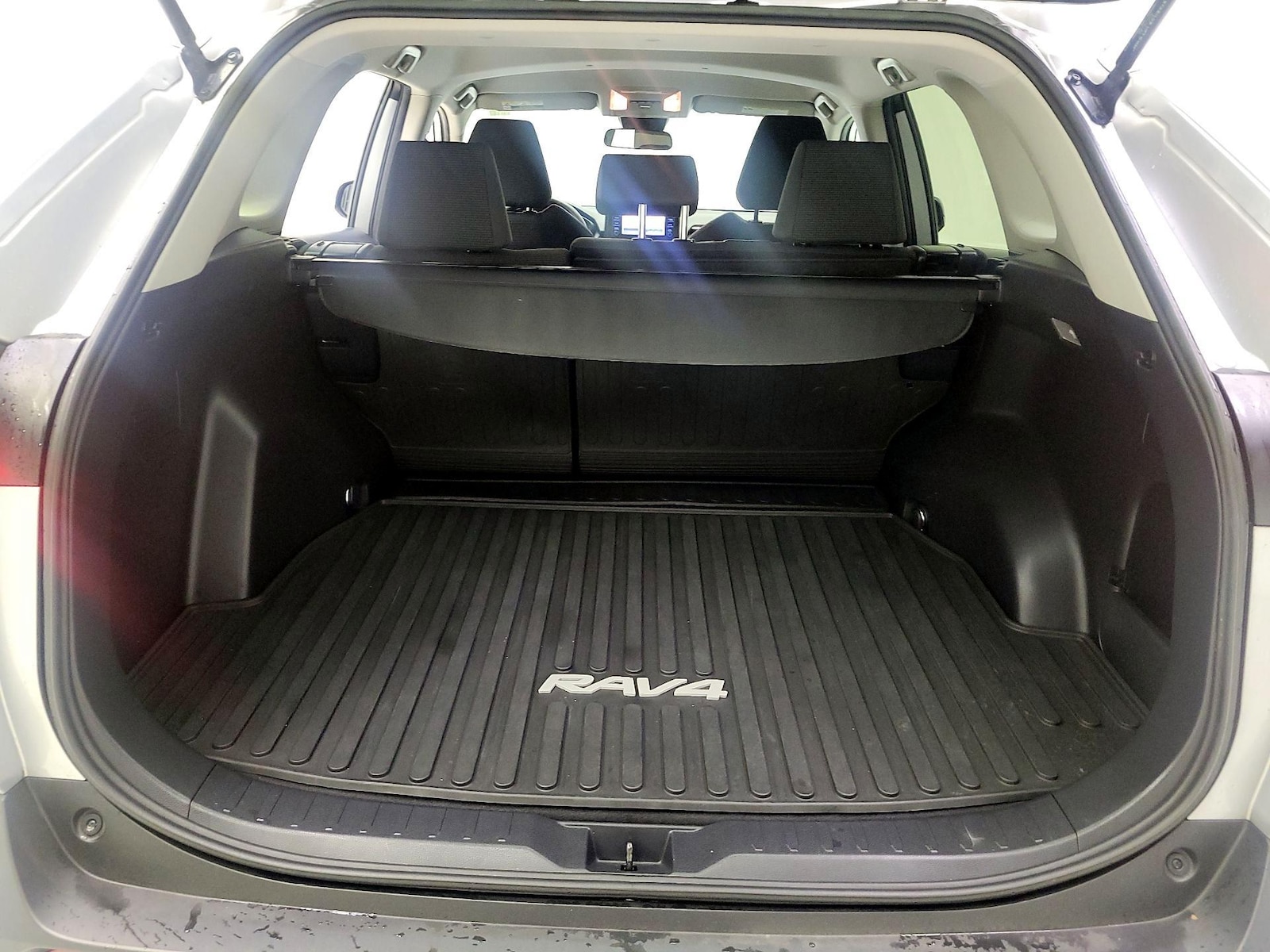 2019 Toyota RAV4 LE - Photo 20