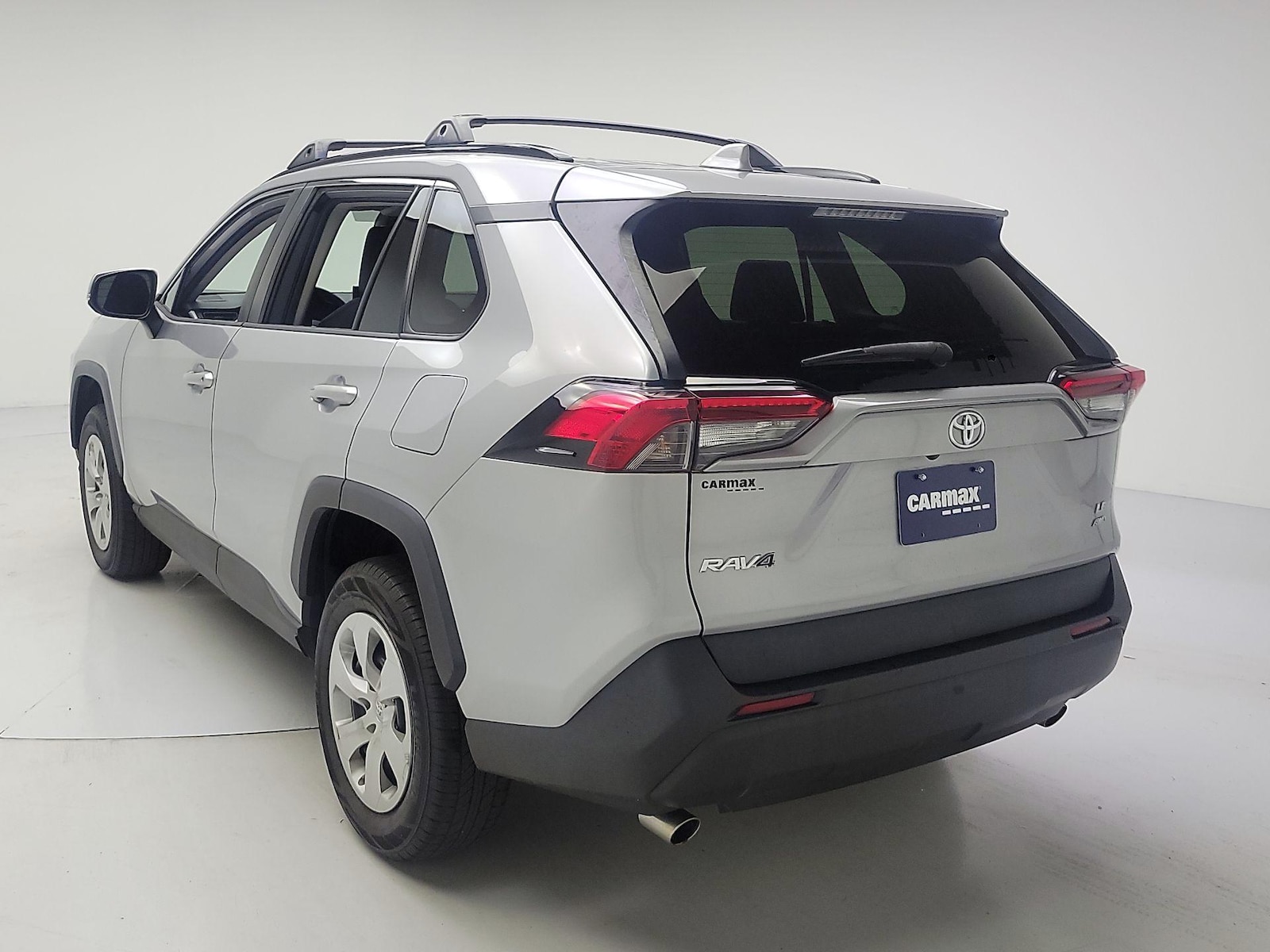 2019 Toyota RAV4 LE - Photo 7
