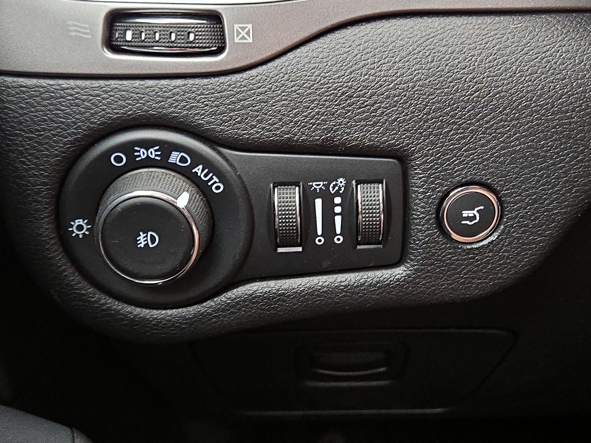 Thumbnail: 2021 Jeep Cherokee - 13