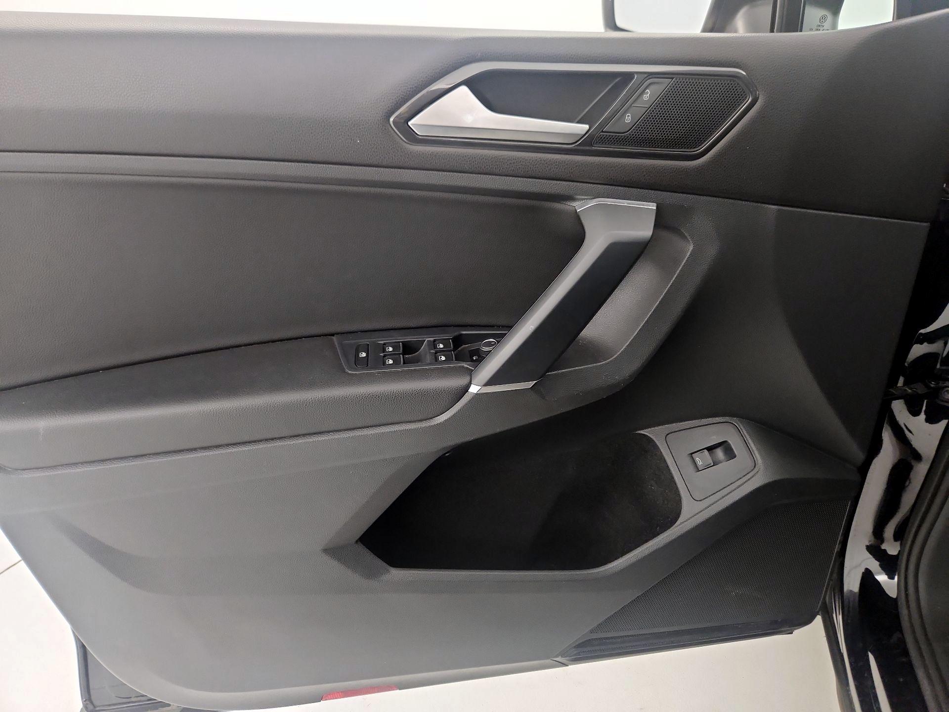Thumbnail: 2018 Volkswagen Tiguan - 12