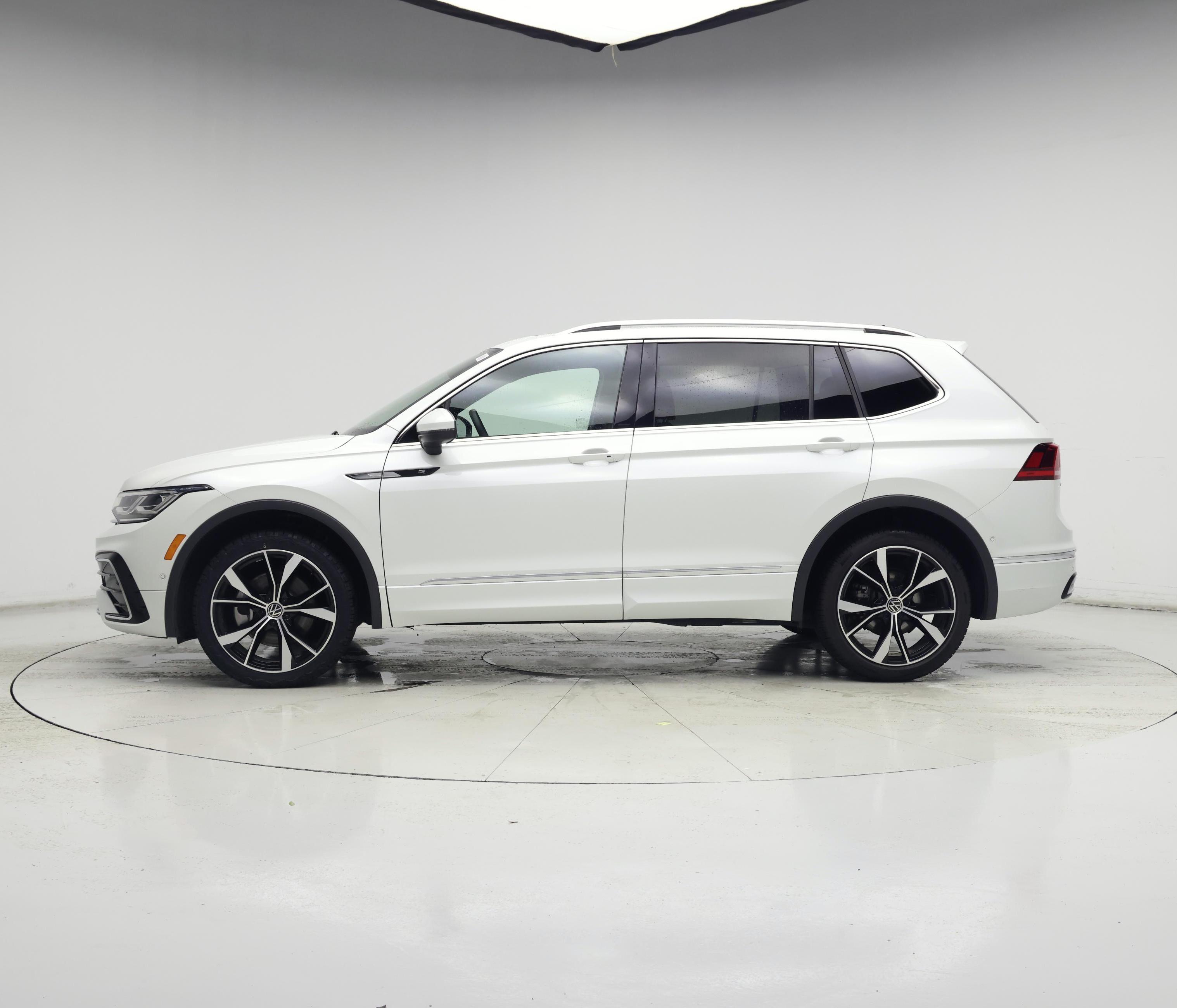 Thumbnail: 2022 Volkswagen Tiguan - 3