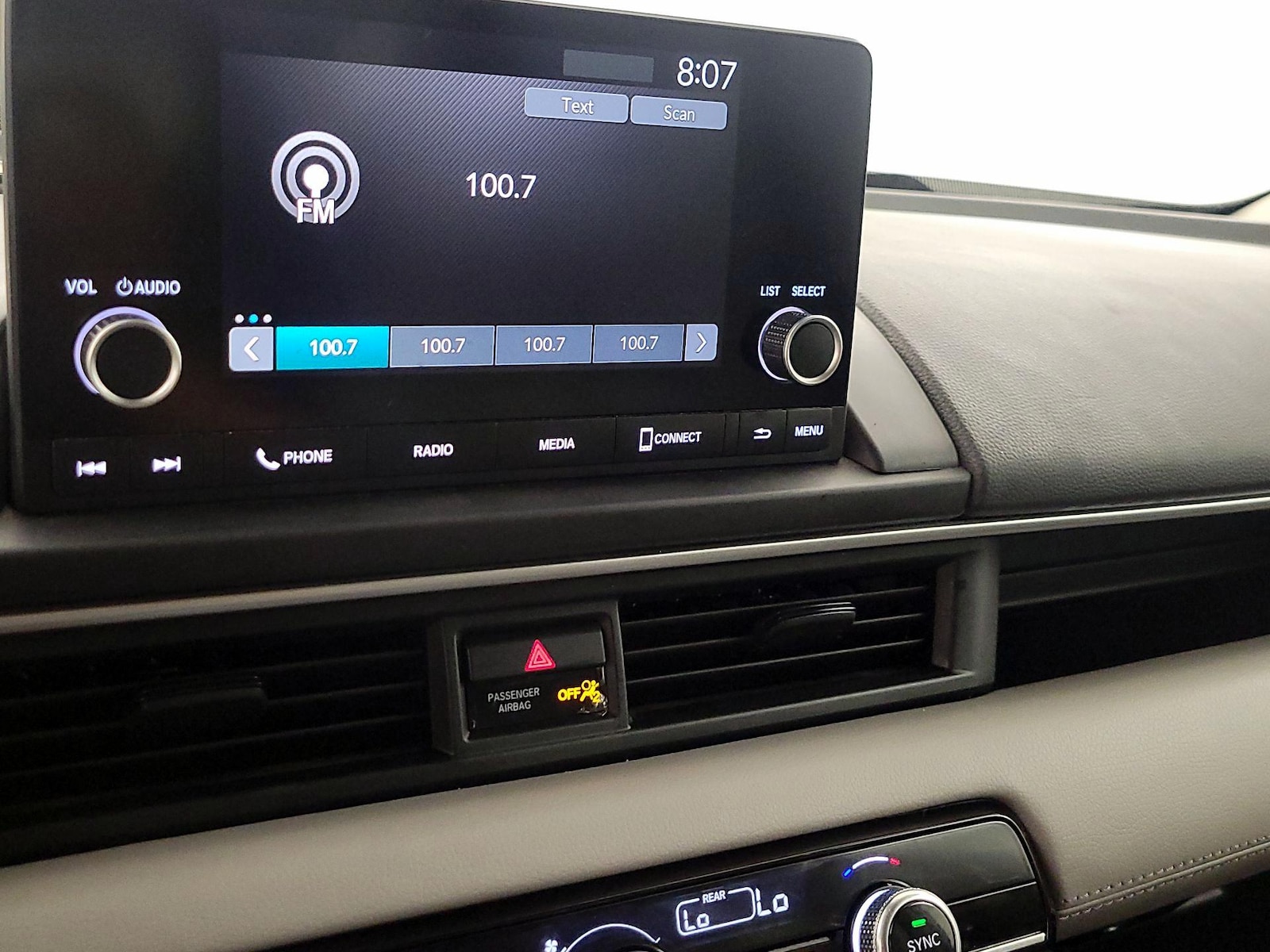 2023 Honda Pilot LX - Photo 15