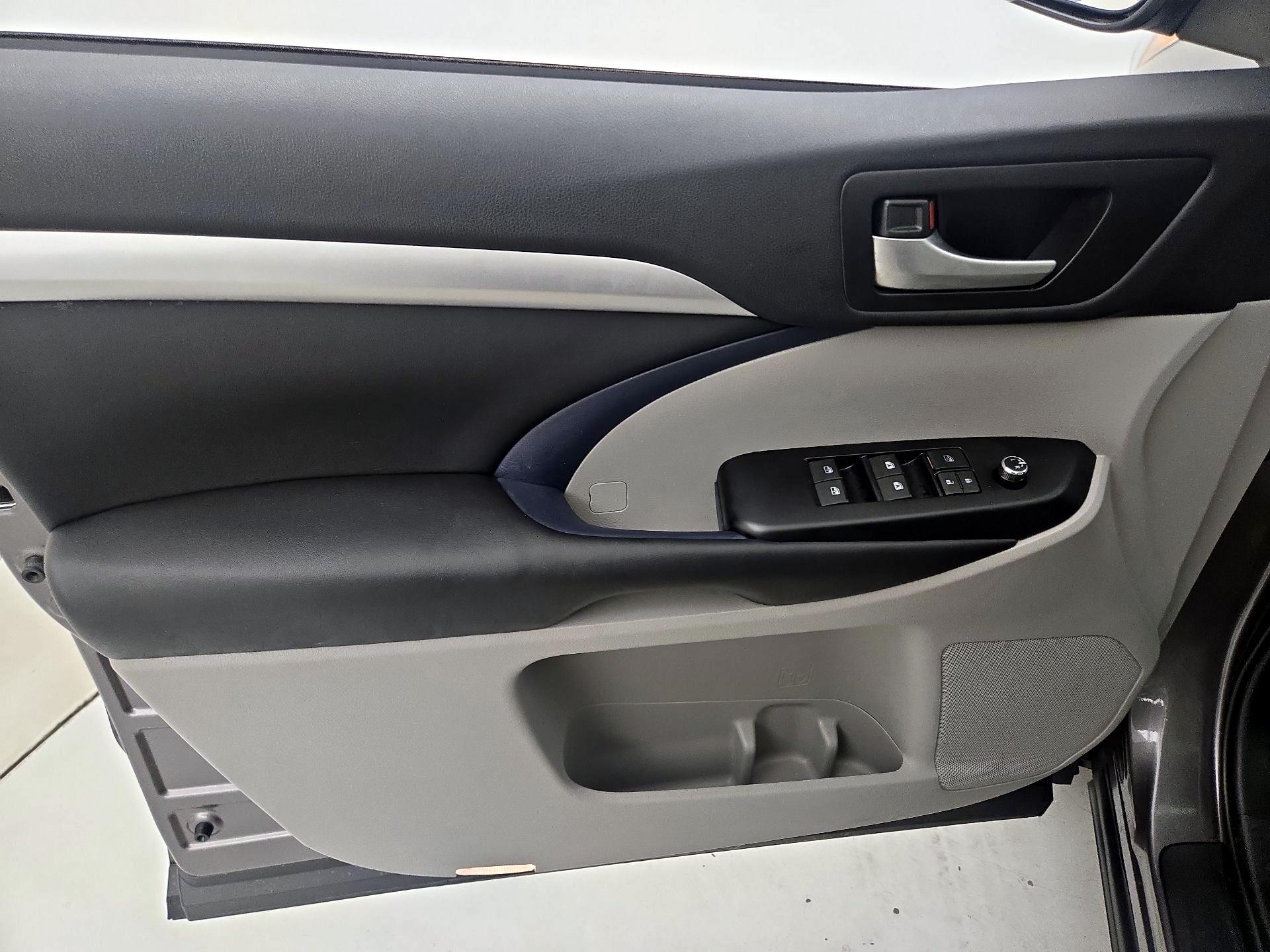 Thumbnail: 2019 Toyota Highlander - 12