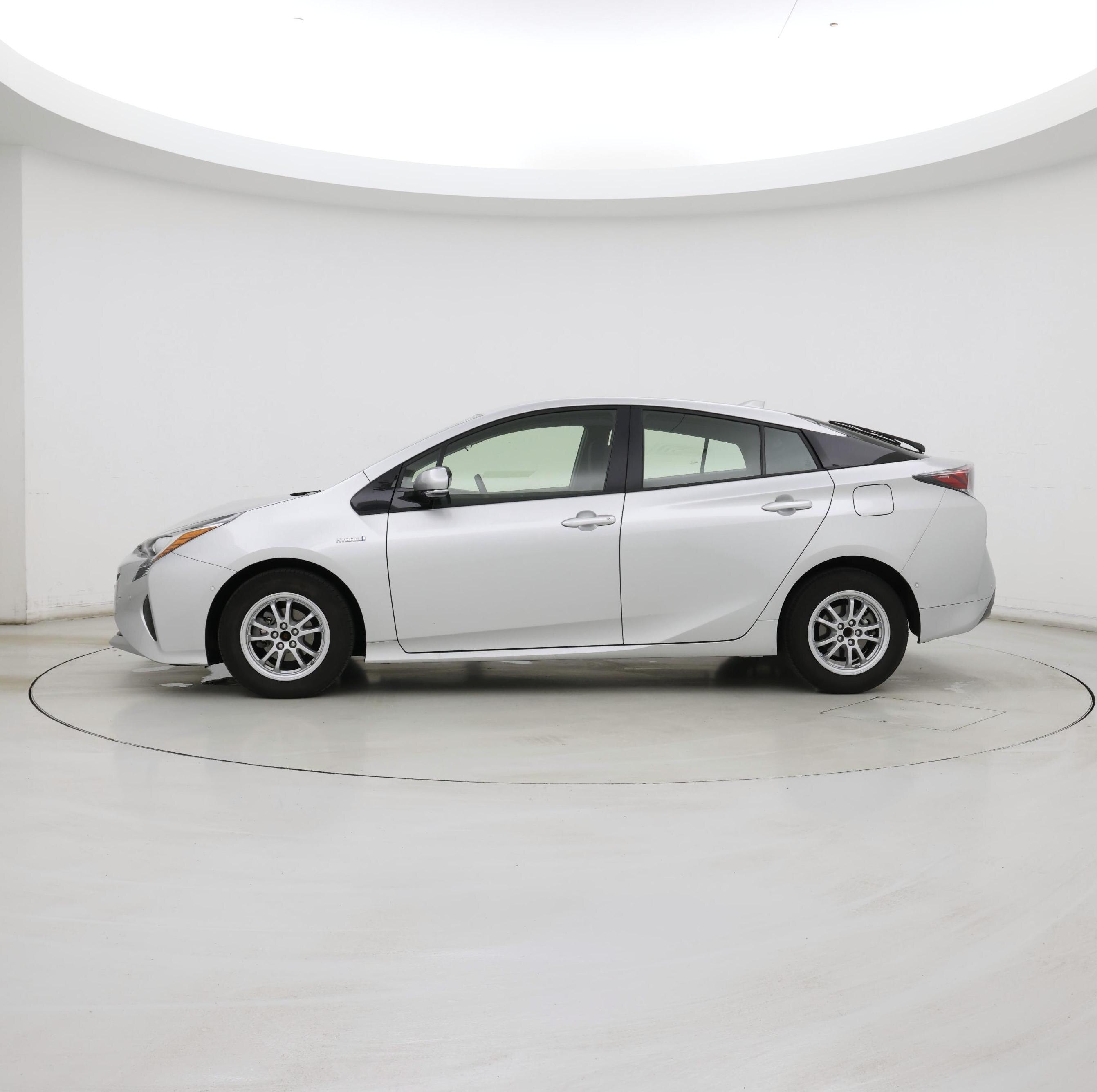 Thumbnail: 2018 Toyota Prius - 3
