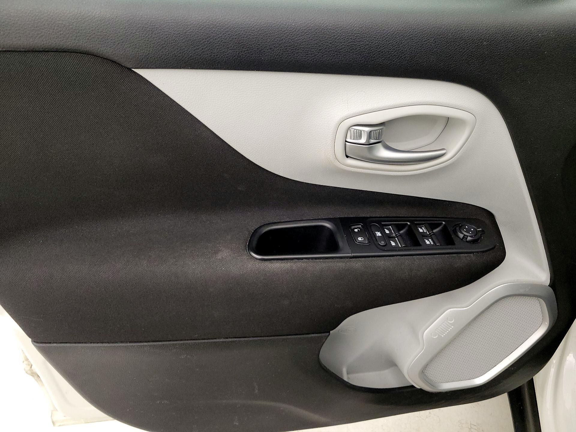 Thumbnail: 2018 Jeep Renegade - 12