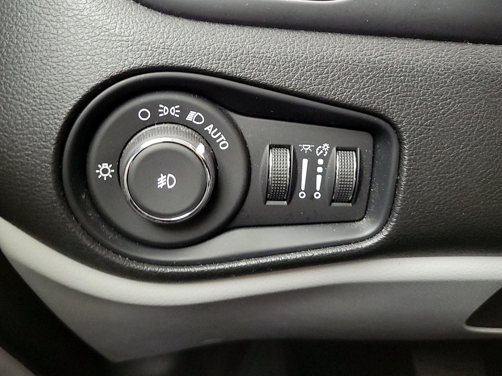 Thumbnail: 2018 Jeep Renegade - 13