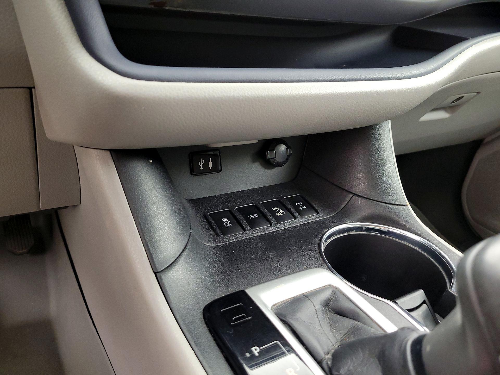 Thumbnail: 2014 Toyota Highlander - 18