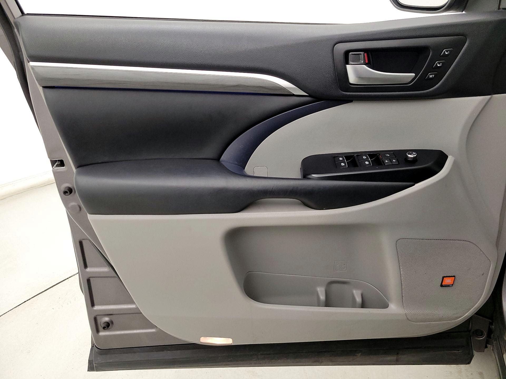 Thumbnail: 2019 Toyota Highlander - 12
