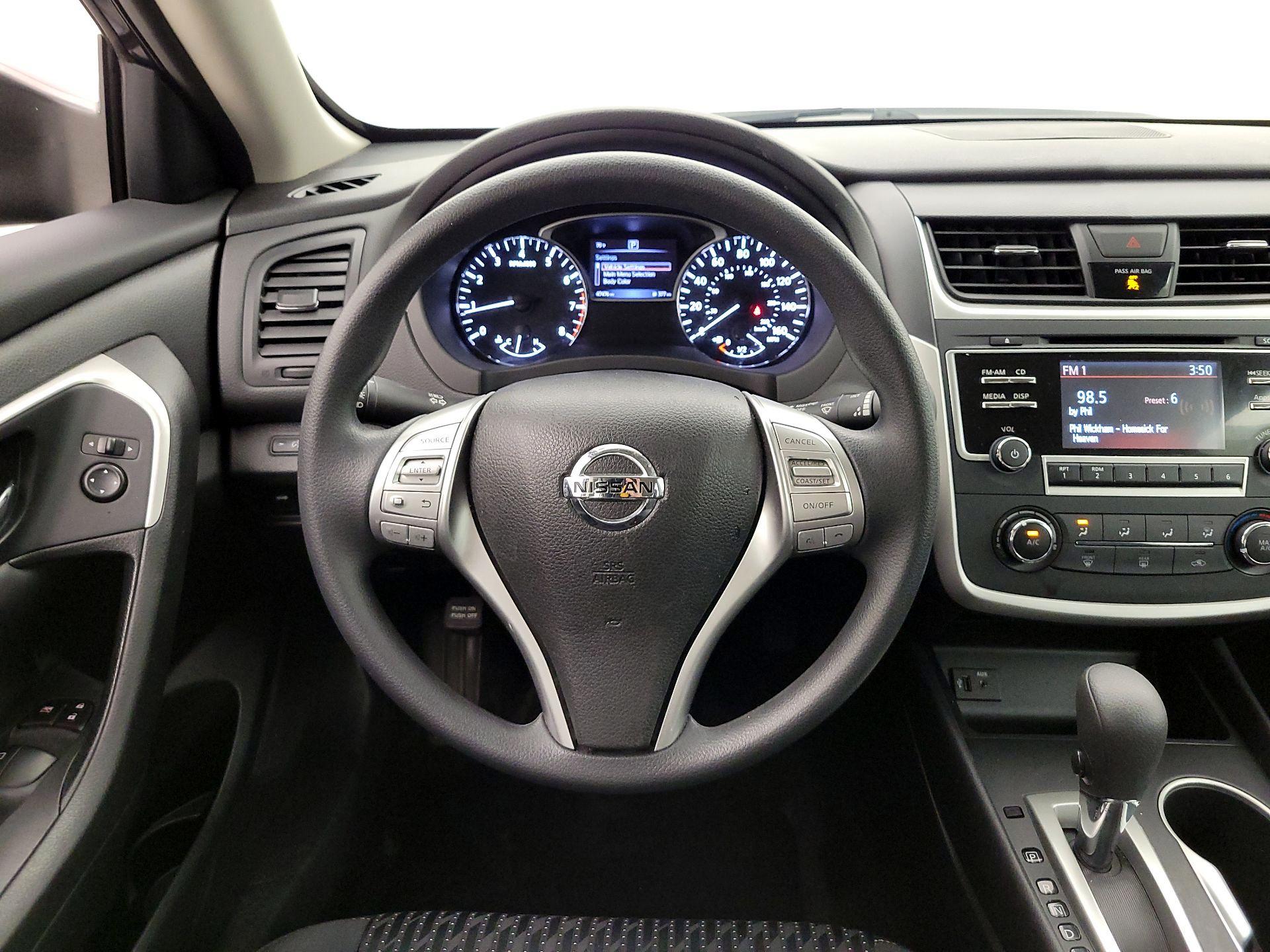 Thumbnail: 2016 Nissan Altima - 10