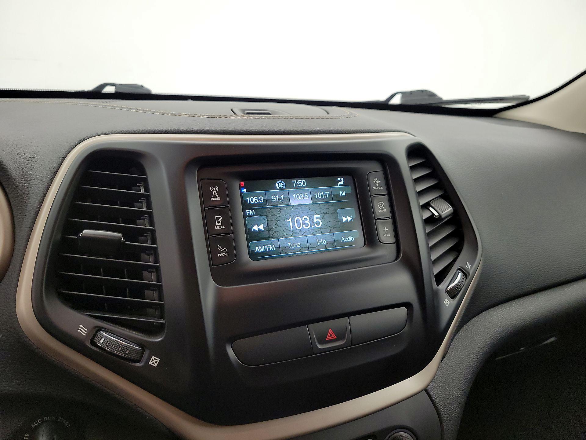 Thumbnail: 2017 Jeep Cherokee - 16