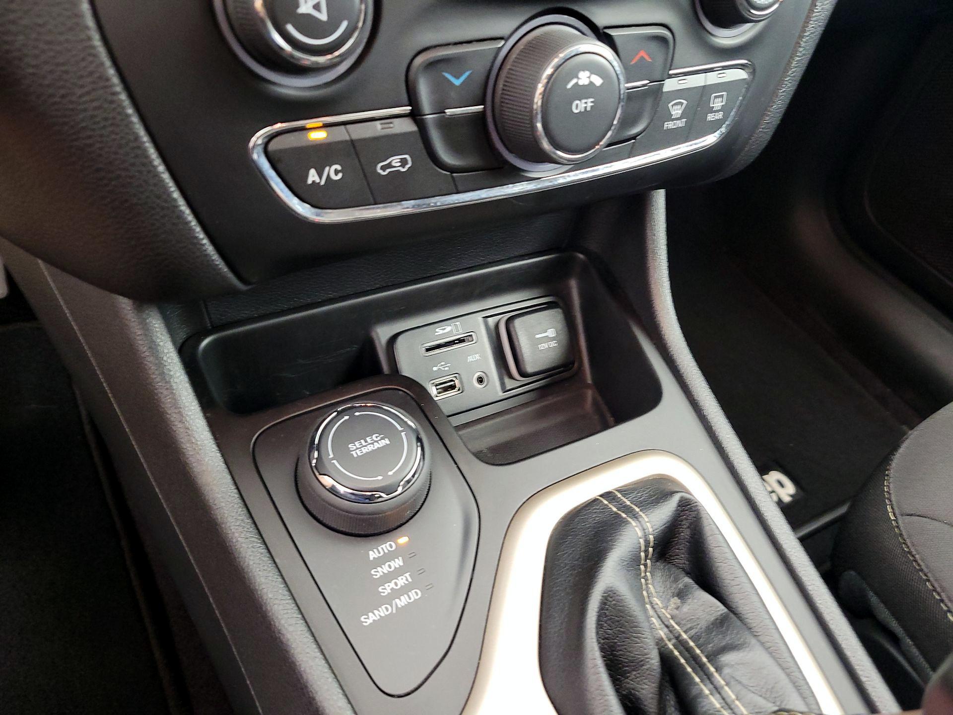 Thumbnail: 2017 Jeep Cherokee - 19