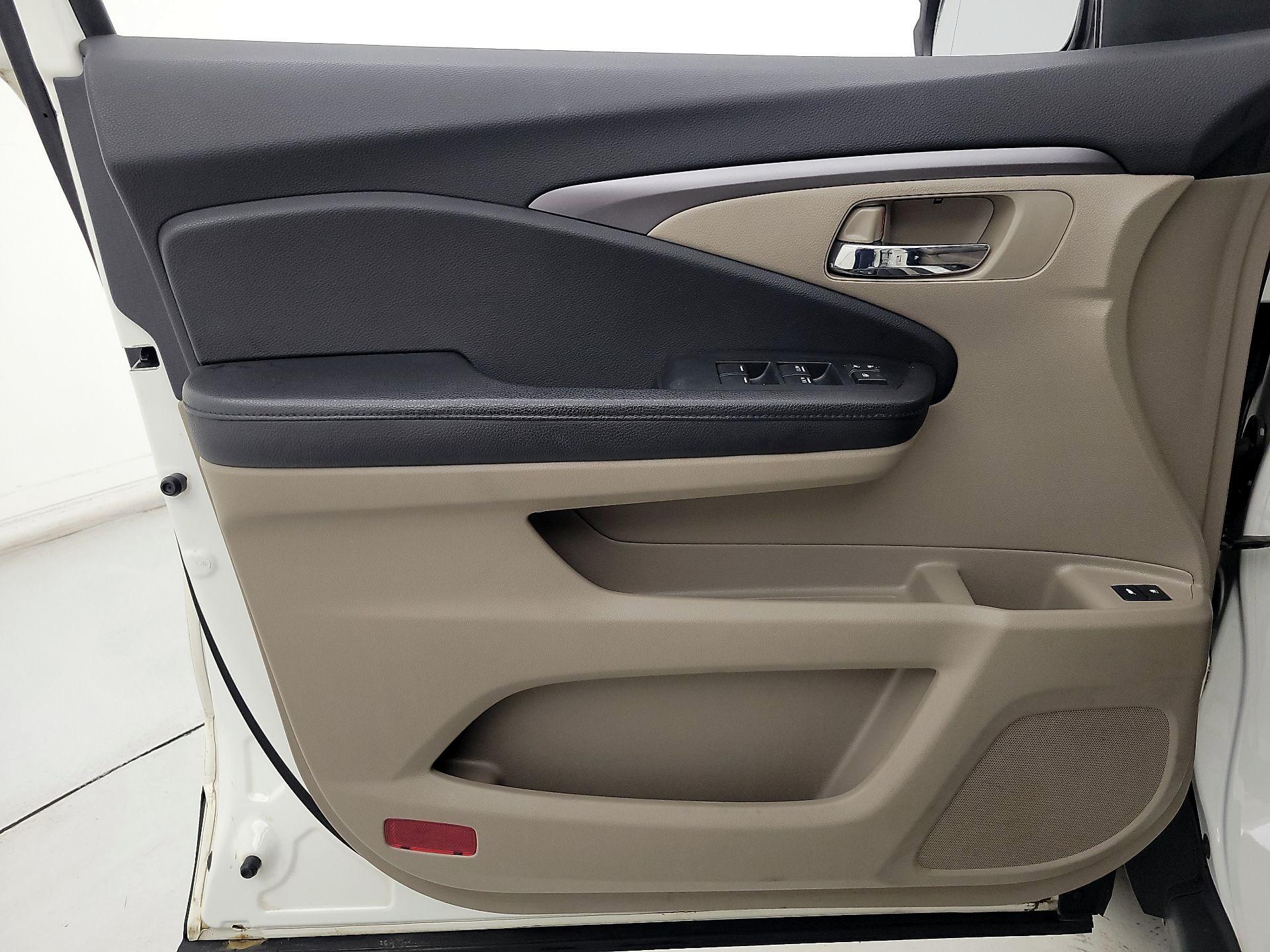 Thumbnail: 2016 Honda Pilot - 12