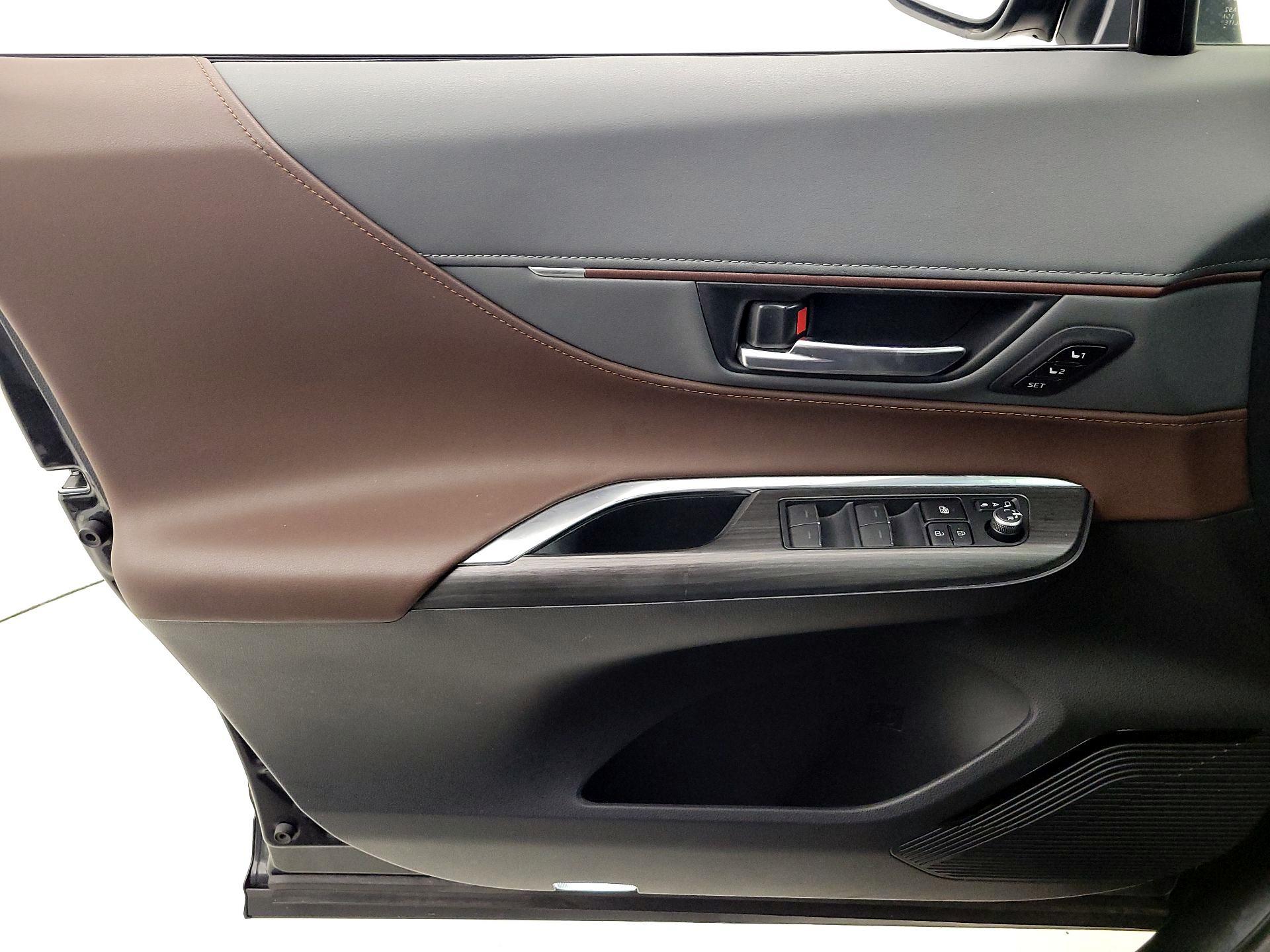 Thumbnail: 2021 Toyota Venza - 12