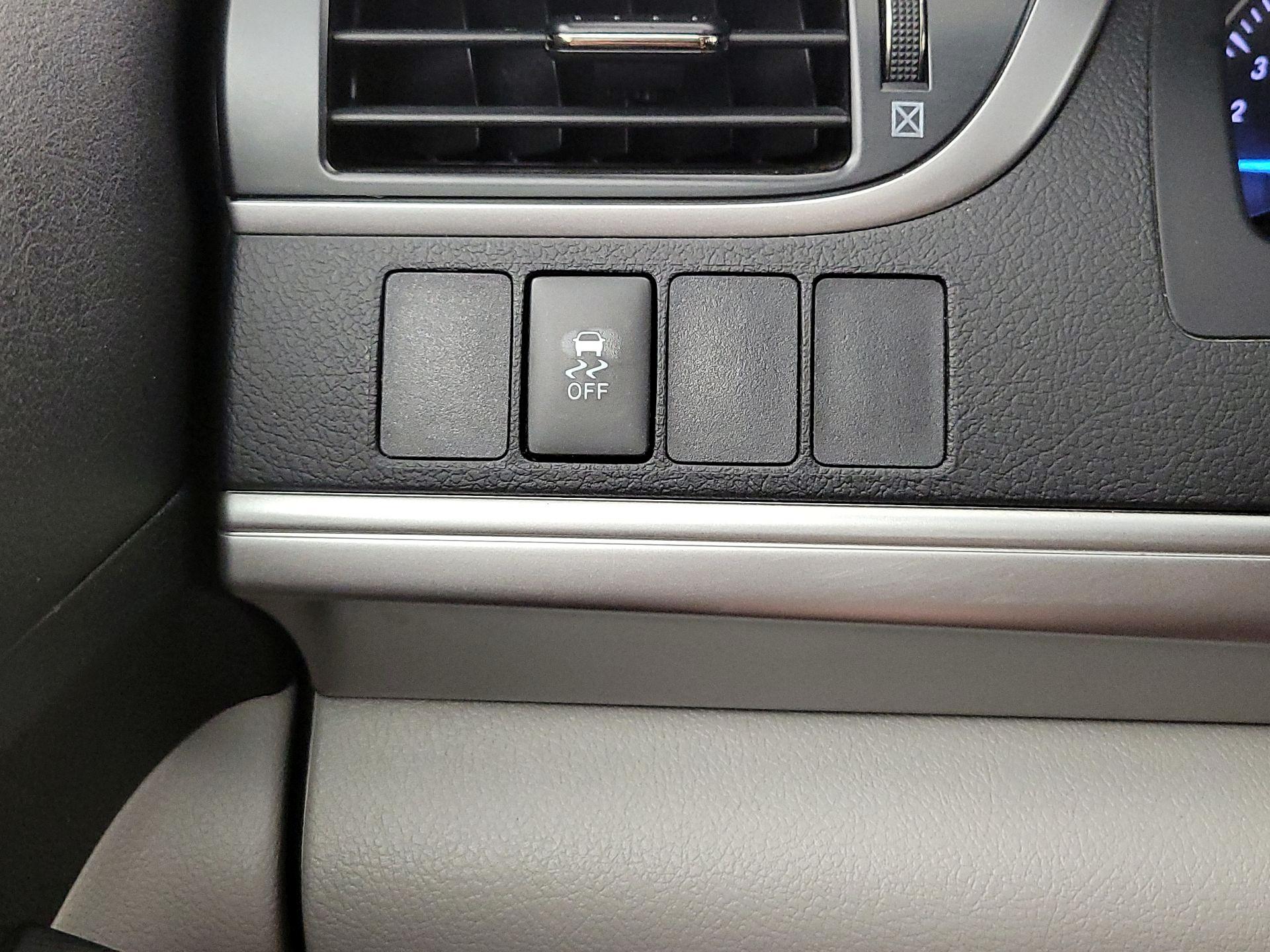 Thumbnail: 2014 Toyota Camry - 13