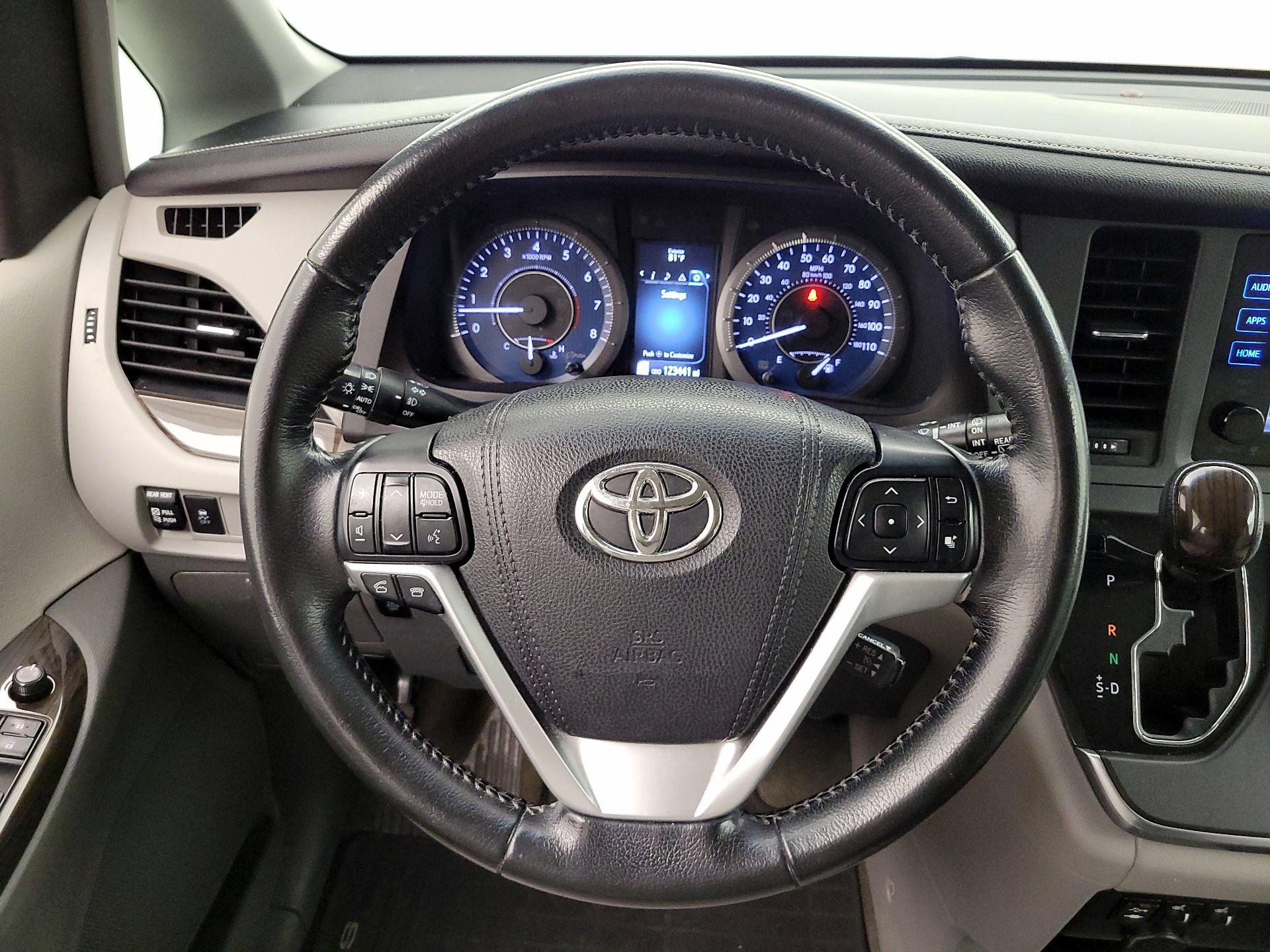 Thumbnail: 2016 Toyota Sienna - 10