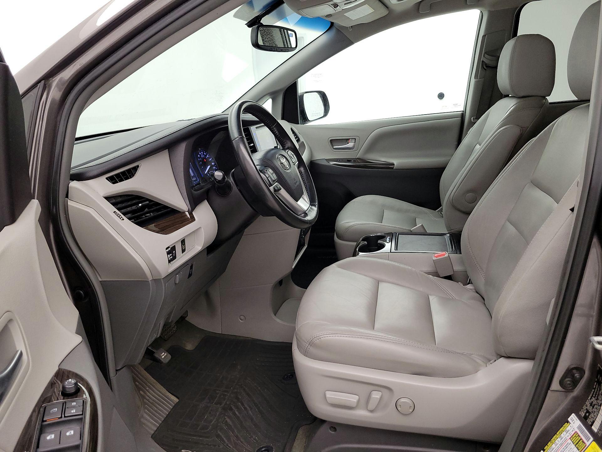 Thumbnail: 2016 Toyota Sienna - 11