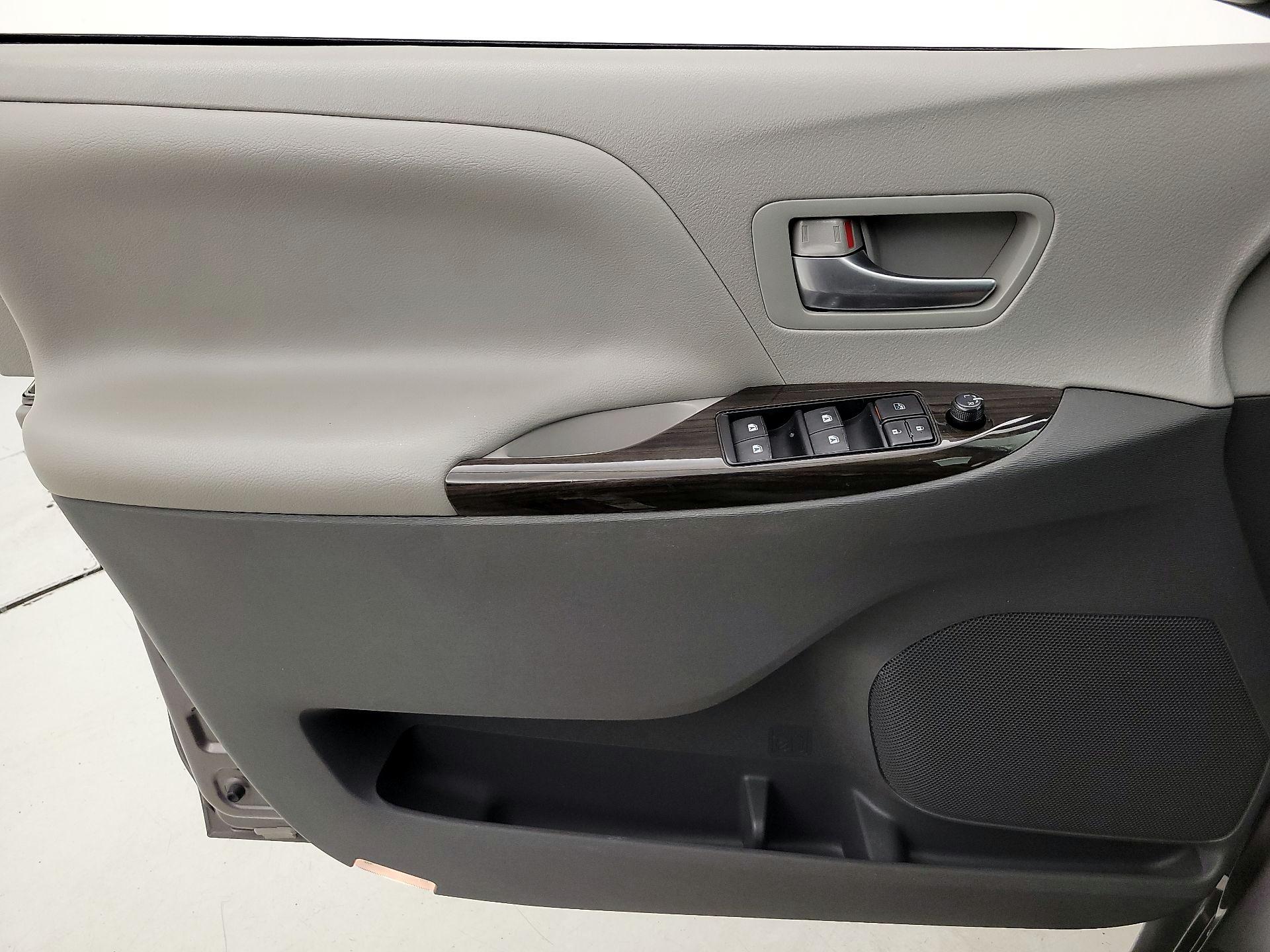 Thumbnail: 2016 Toyota Sienna - 12