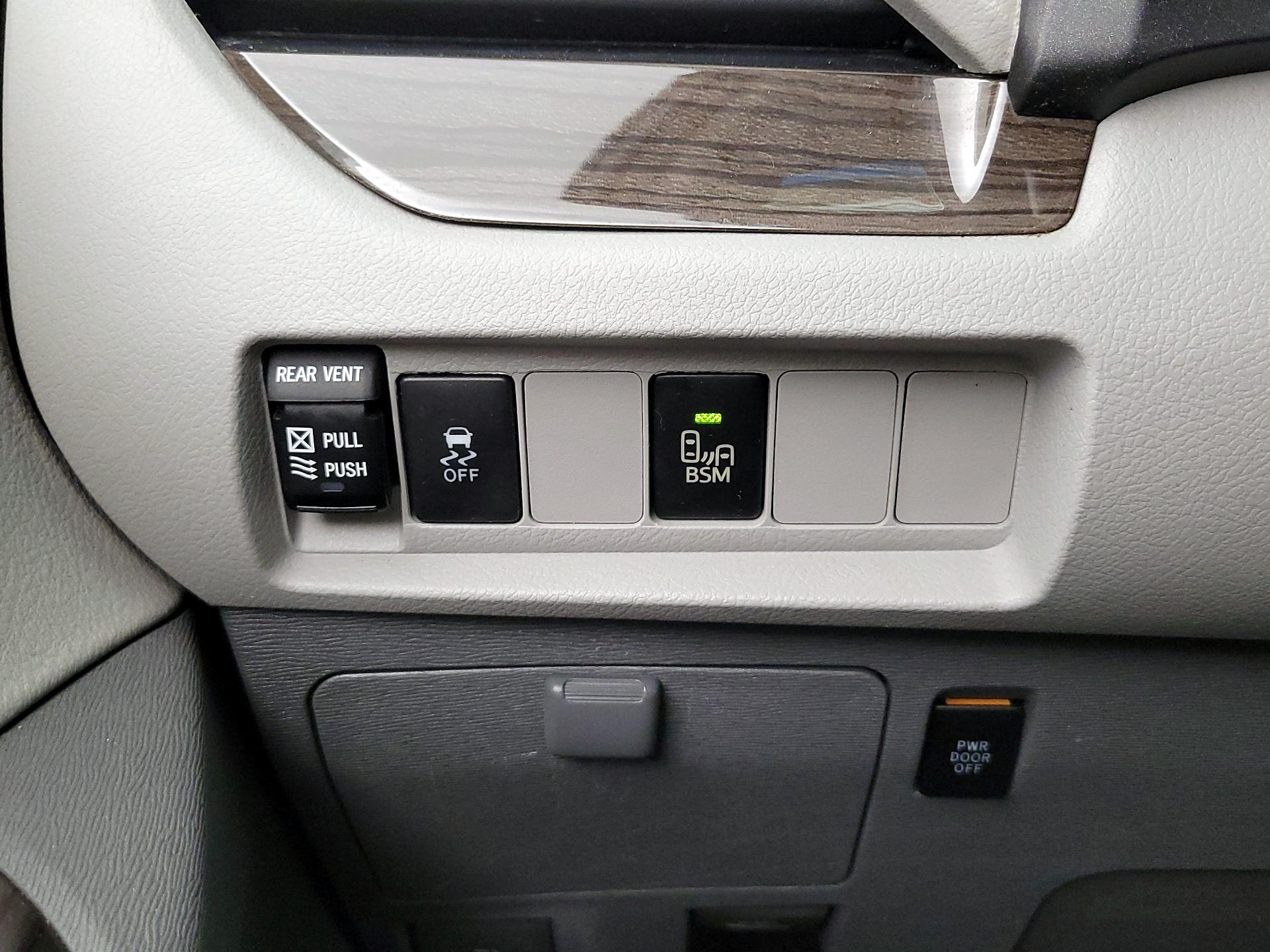 Thumbnail: 2016 Toyota Sienna - 13
