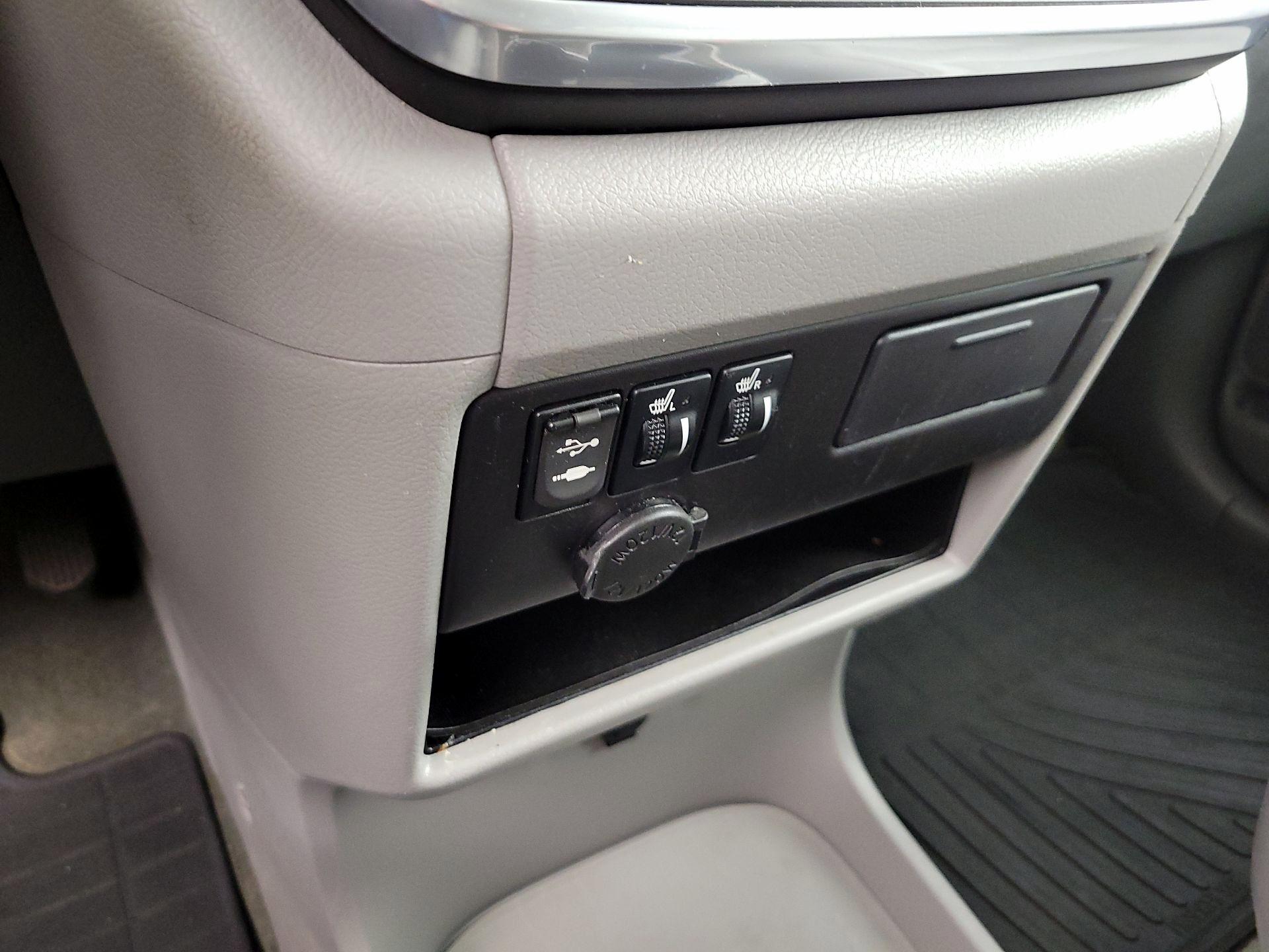 Thumbnail: 2016 Toyota Sienna - 18