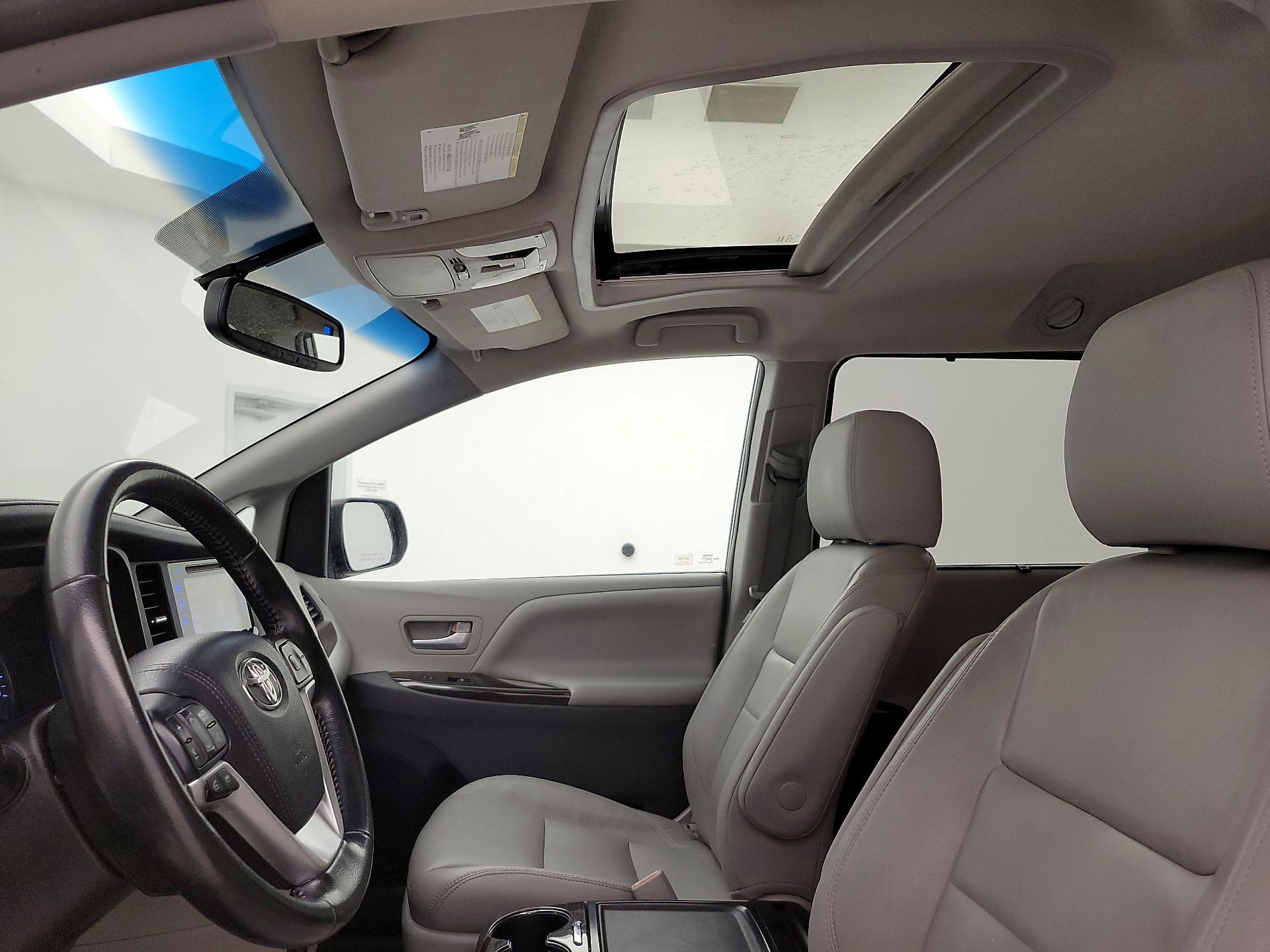 Thumbnail: 2016 Toyota Sienna - 19