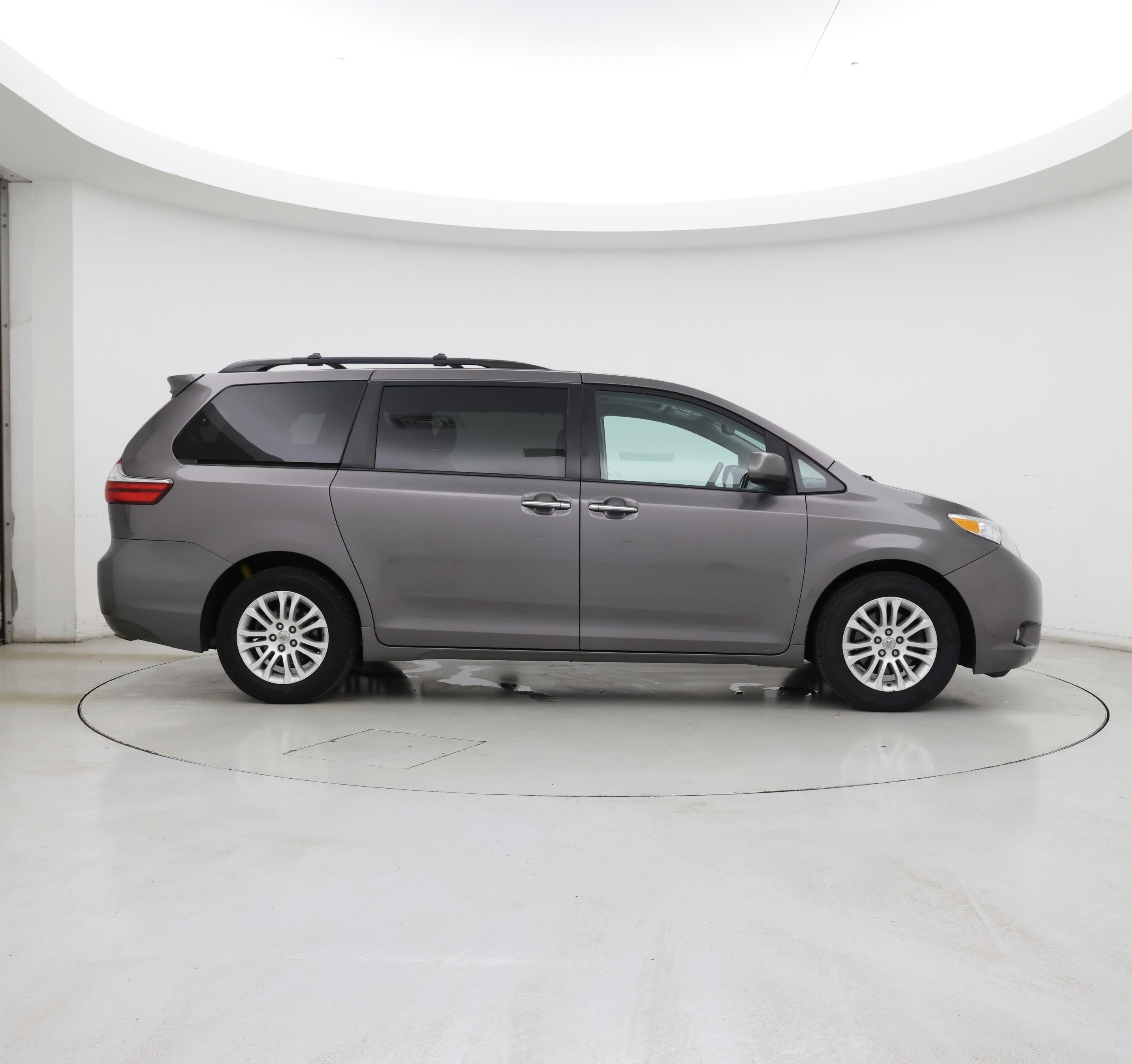 Thumbnail: 2016 Toyota Sienna - 7