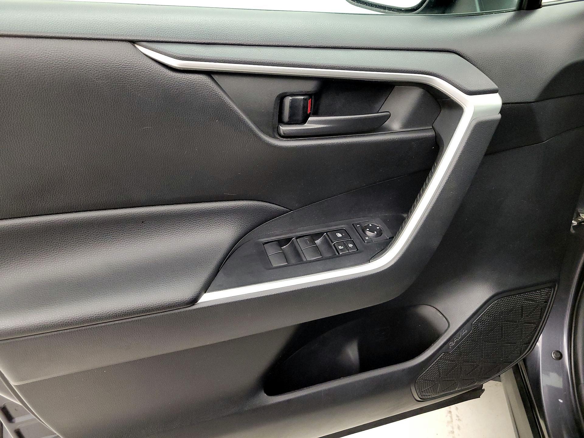 Thumbnail: 2019 Toyota RAV4 - 12