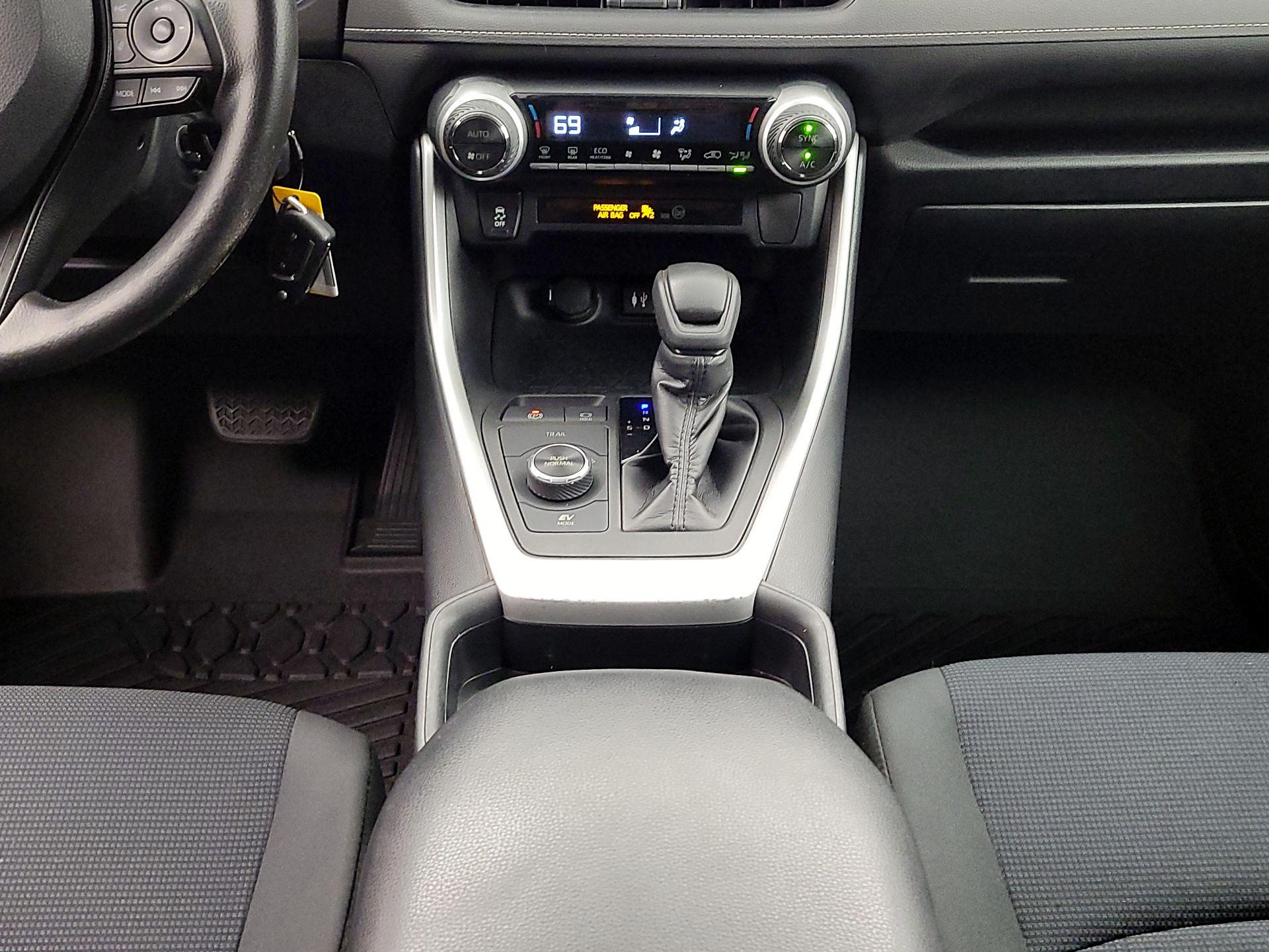 Thumbnail: 2019 Toyota RAV4 - 17