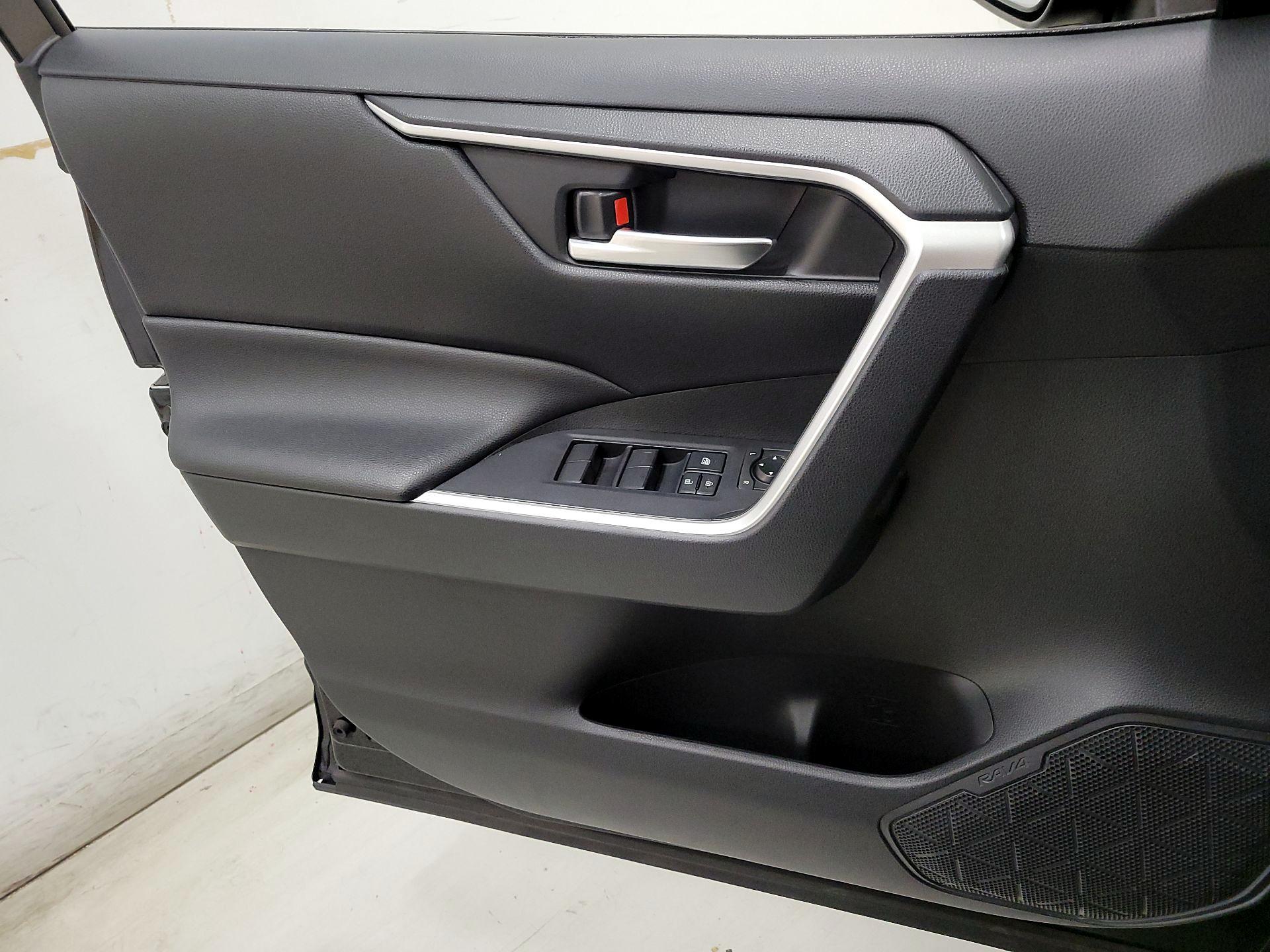 Thumbnail: 2019 Toyota RAV4 - 12