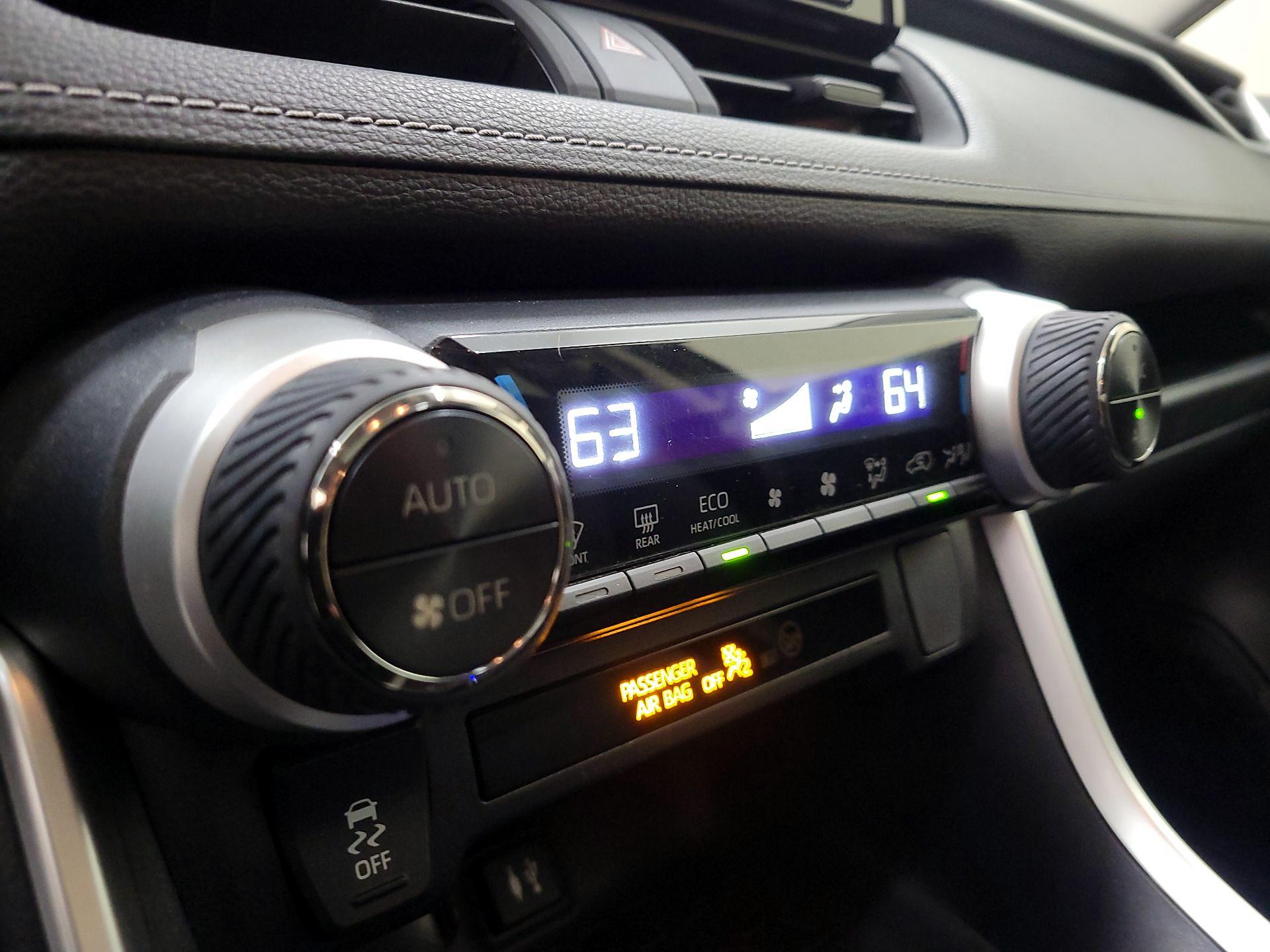 Thumbnail: 2019 Toyota RAV4 - 16