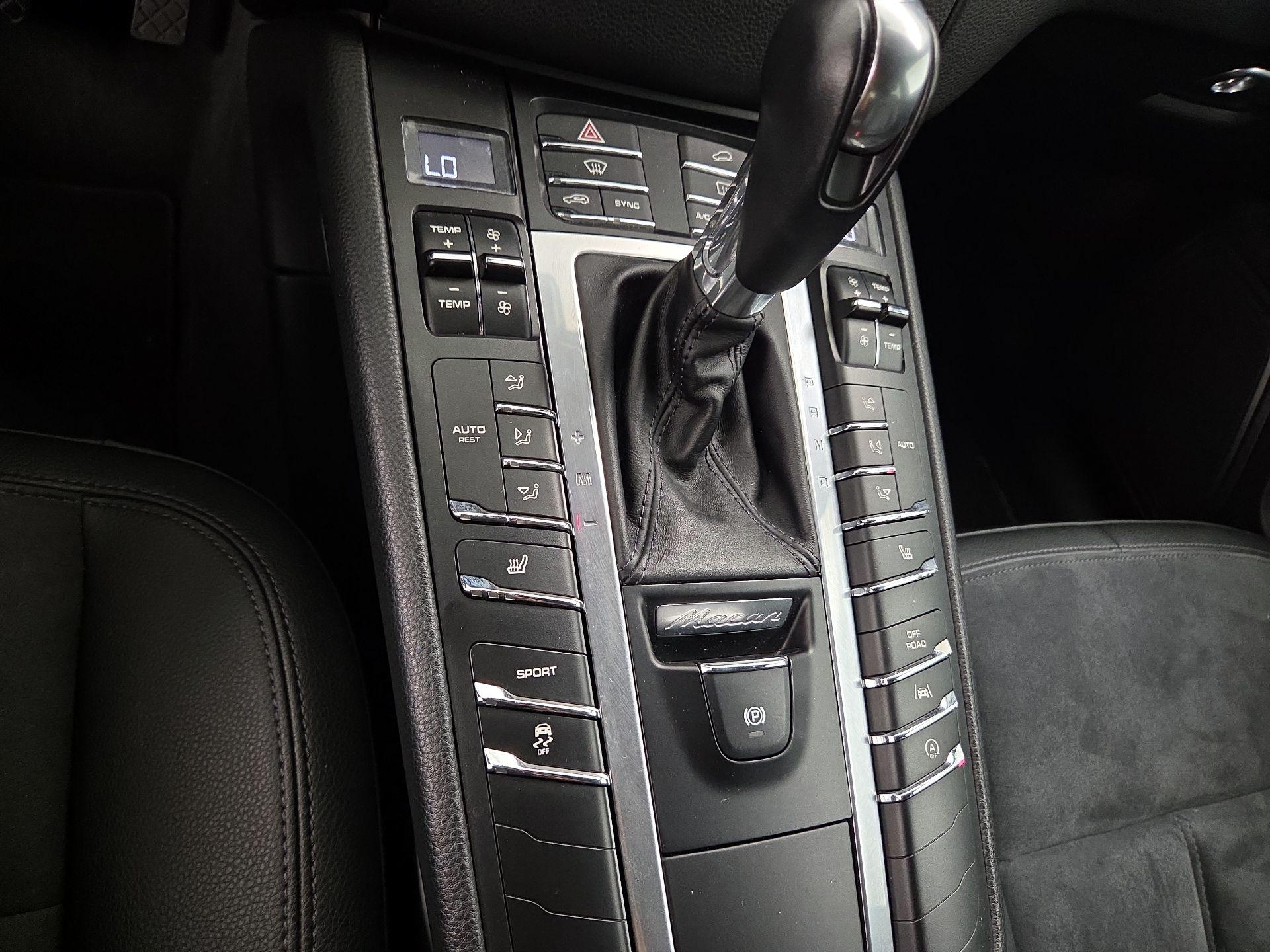 Thumbnail: 2018 Porsche Macan - 16