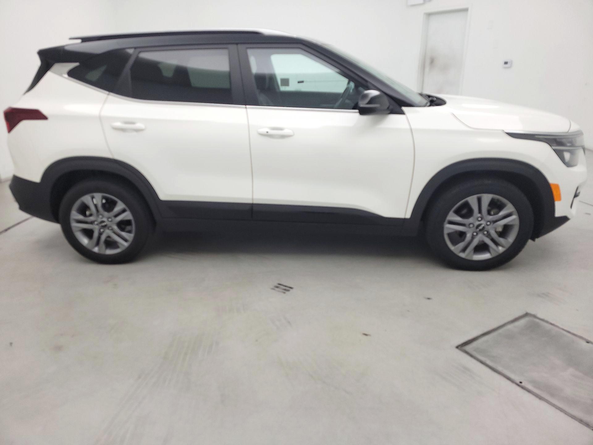 Thumbnail: 2023 Kia Seltos - 4