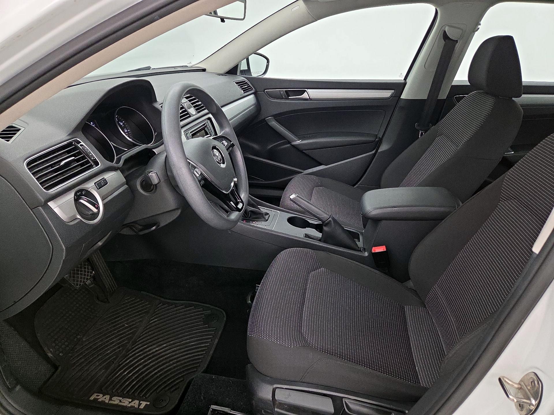Thumbnail: 2016 Volkswagen Passat - 11