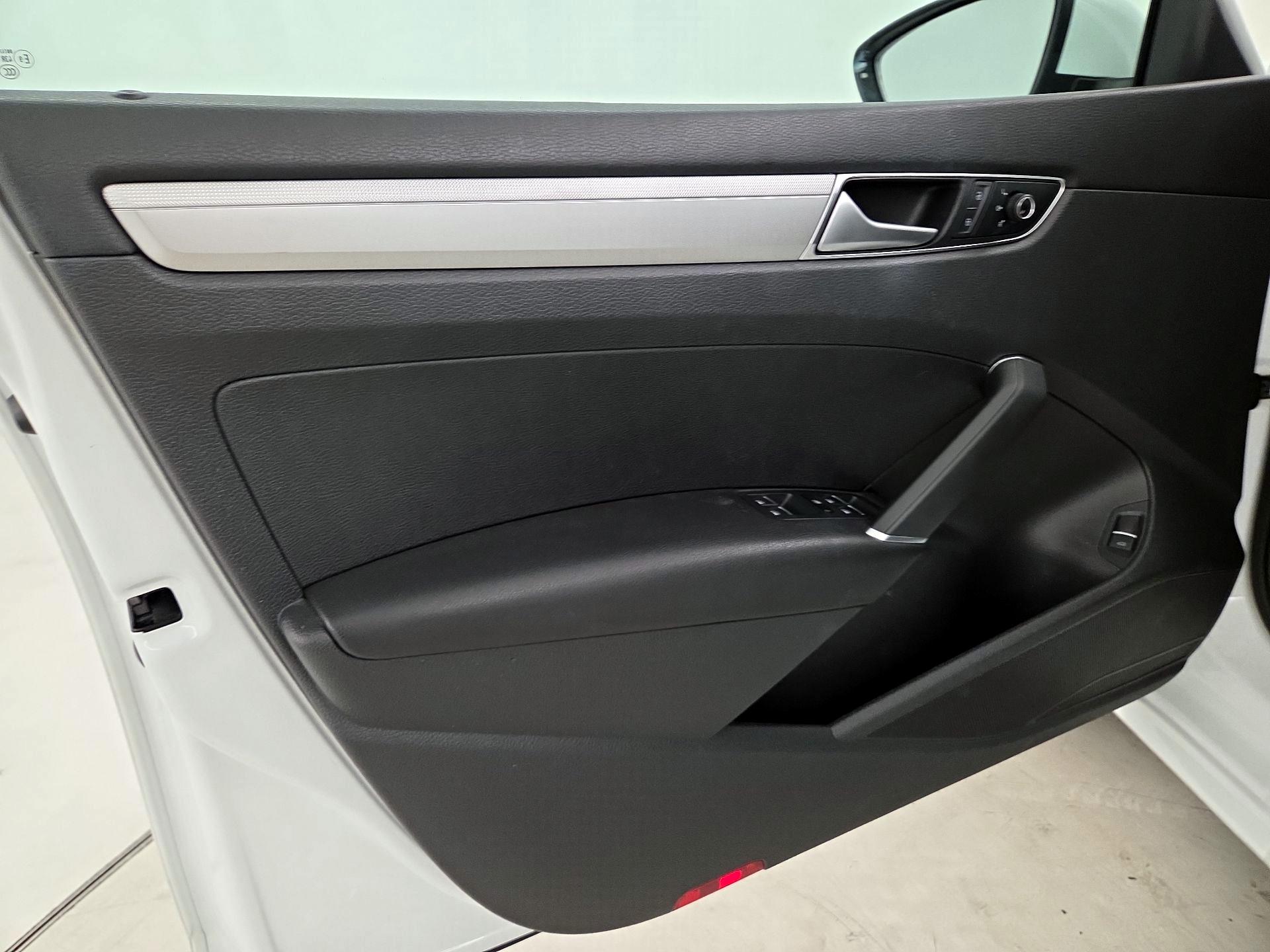 Thumbnail: 2016 Volkswagen Passat - 12