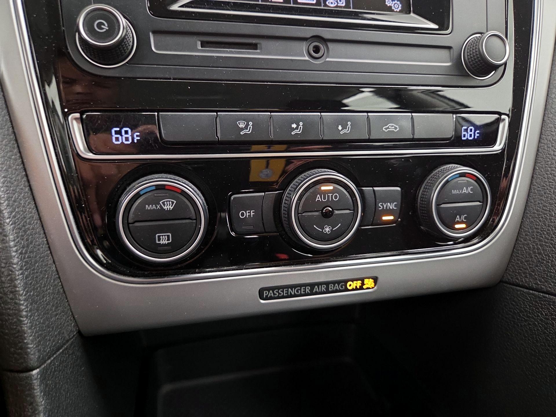 Thumbnail: 2016 Volkswagen Passat - 16