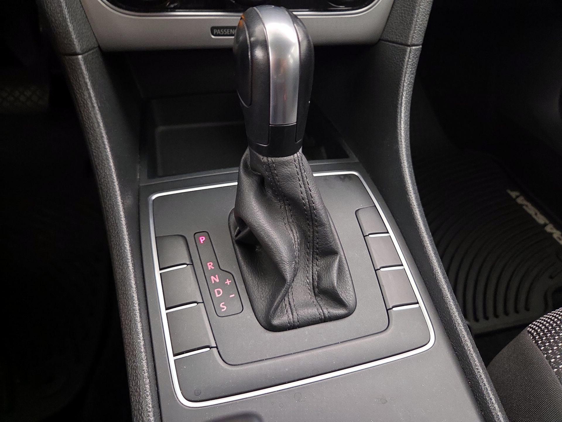 Thumbnail: 2016 Volkswagen Passat - 17