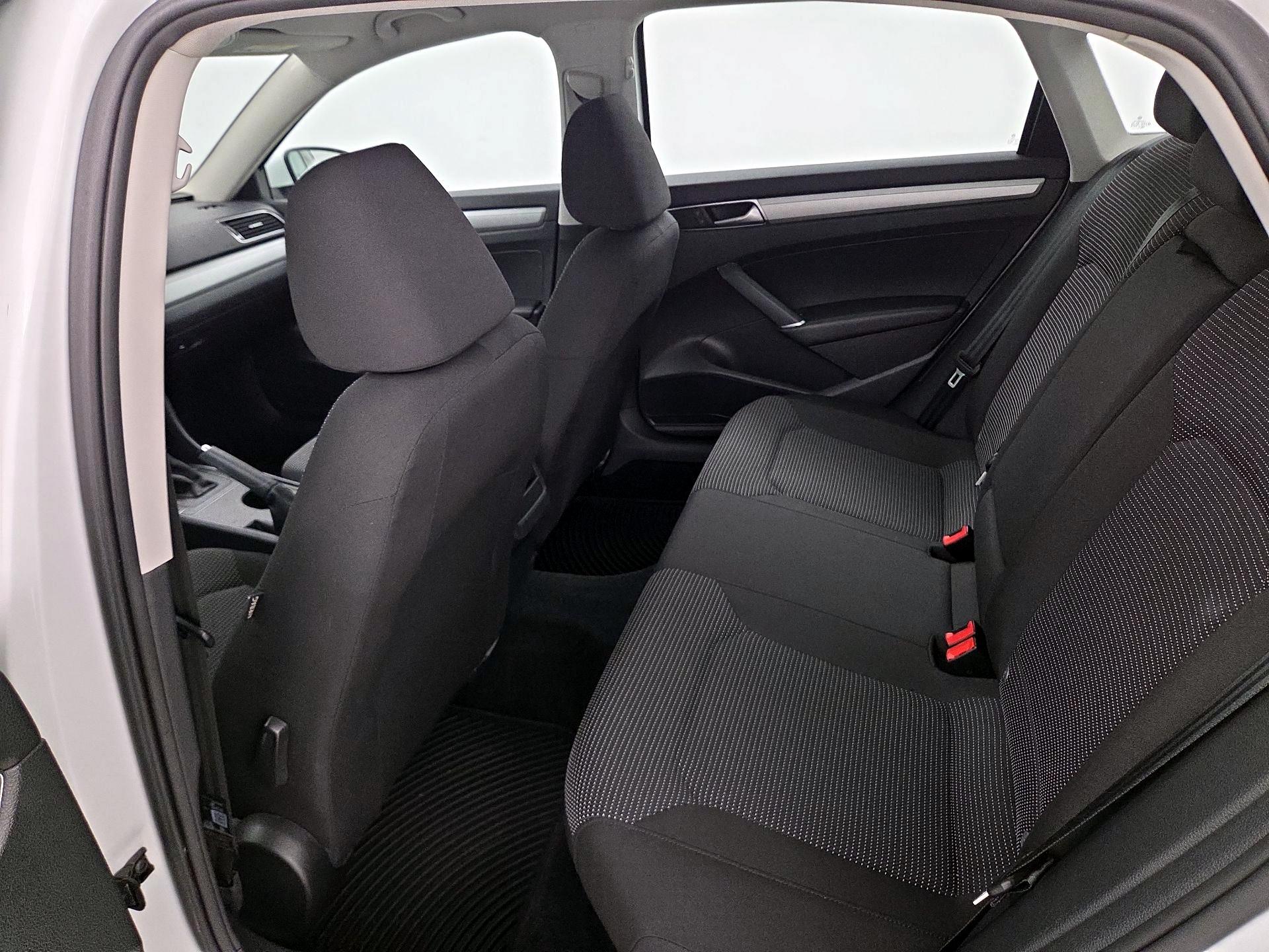 Thumbnail: 2016 Volkswagen Passat - 19