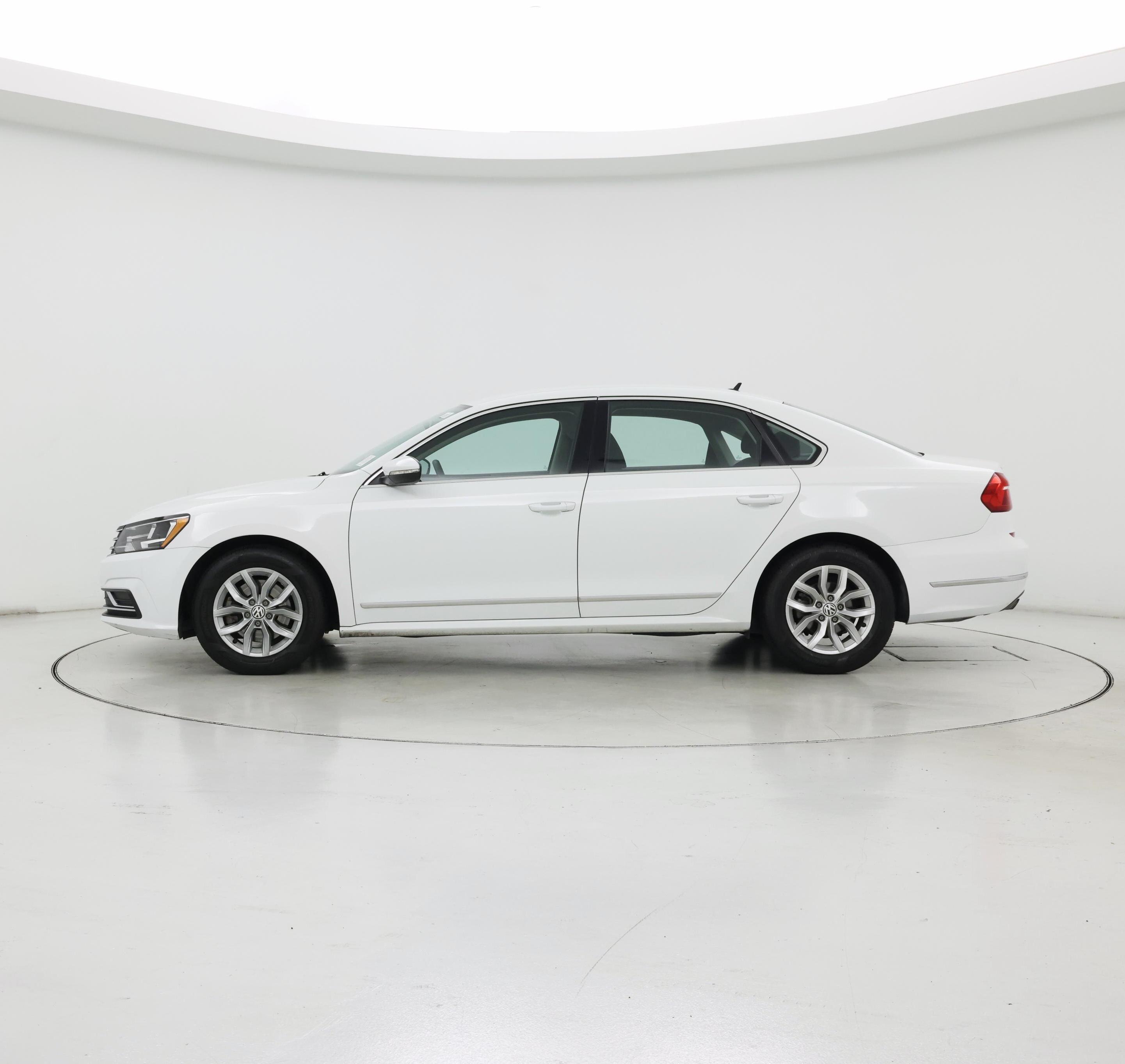 Thumbnail: 2016 Volkswagen Passat - 3