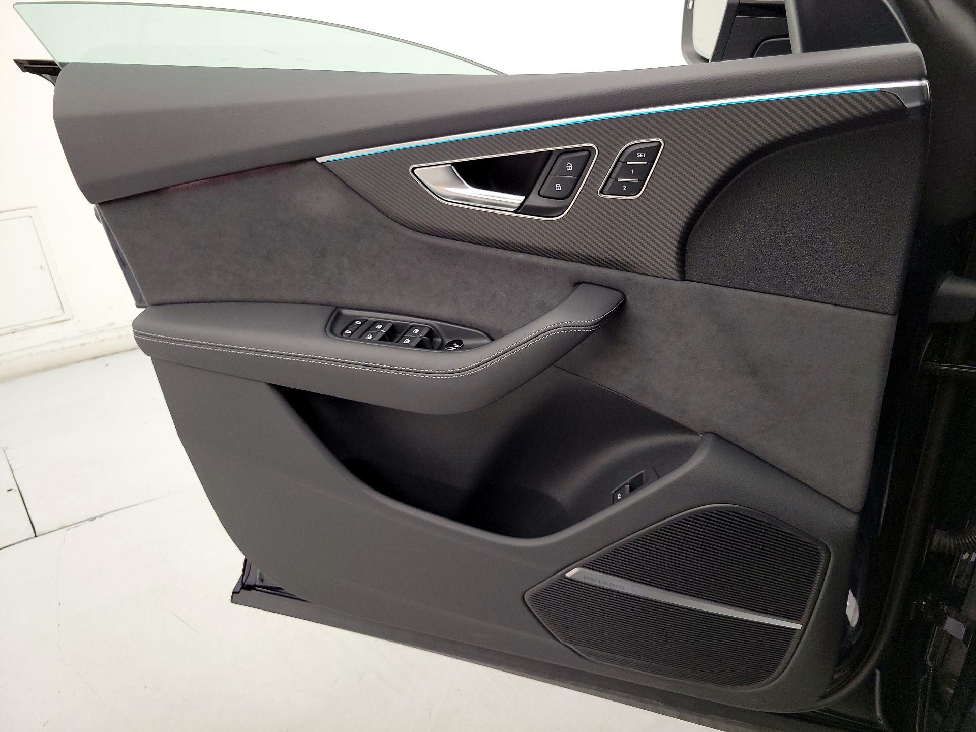 Thumbnail: 2025 Audi SQ8 - 12