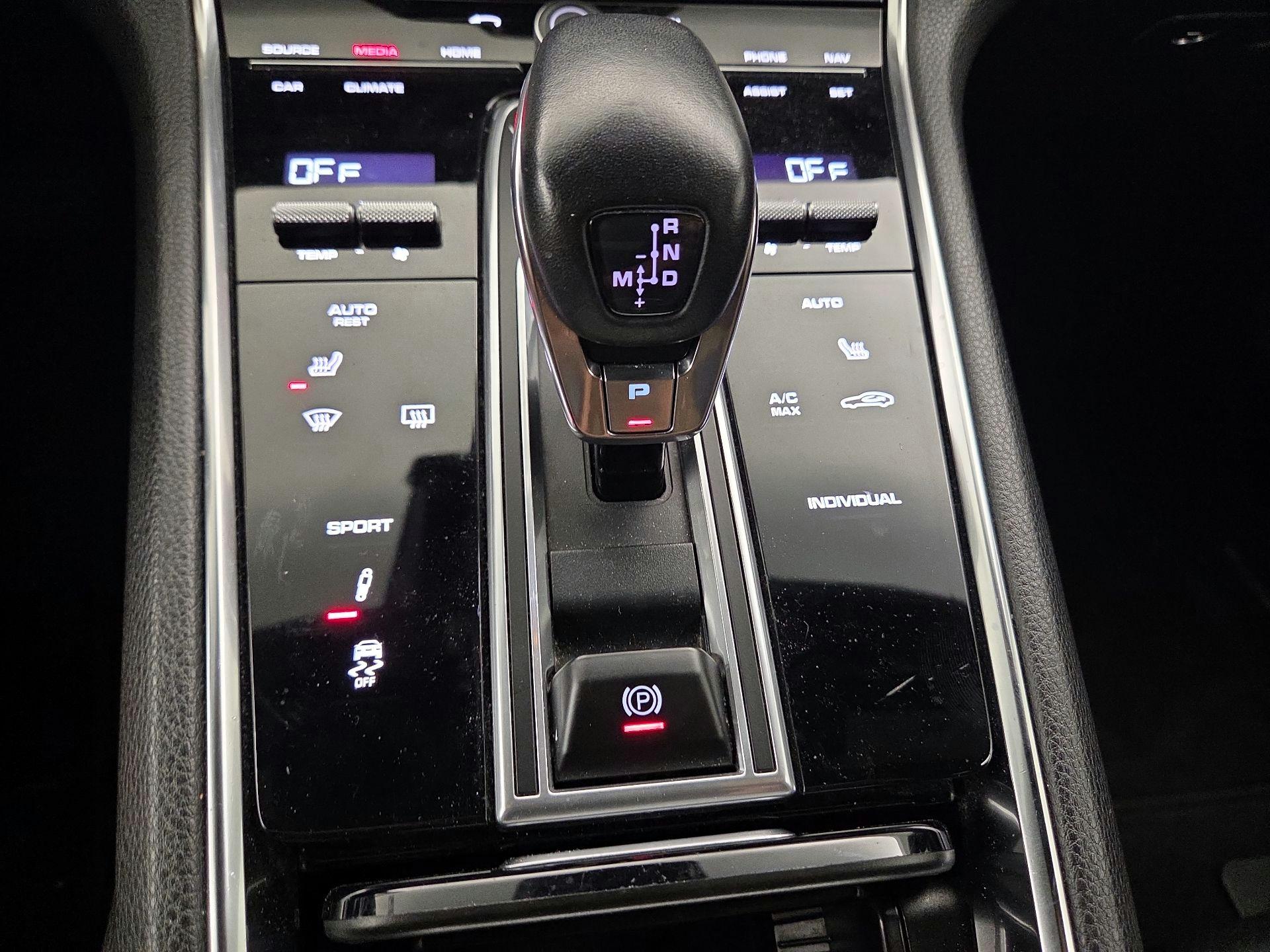 Thumbnail: 2020 Porsche Panamera - 18